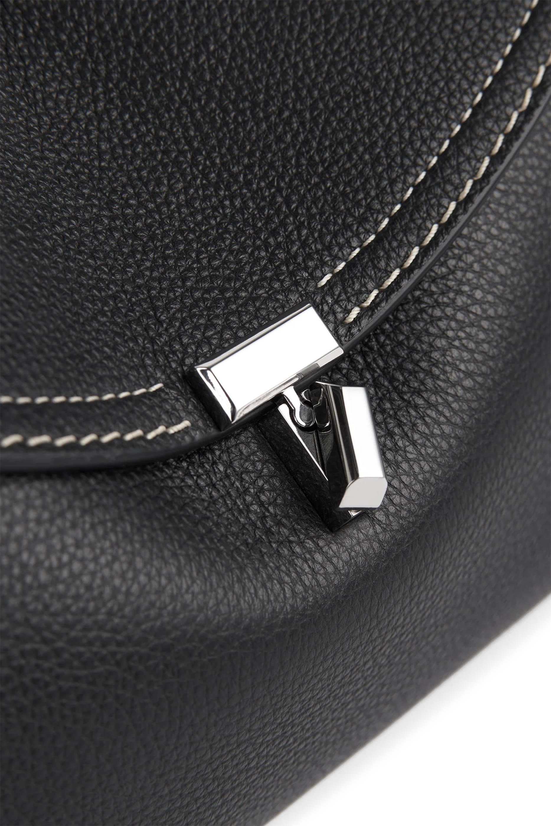 كلاتش بقفل على شكل حرف T جلد بارز الملمس