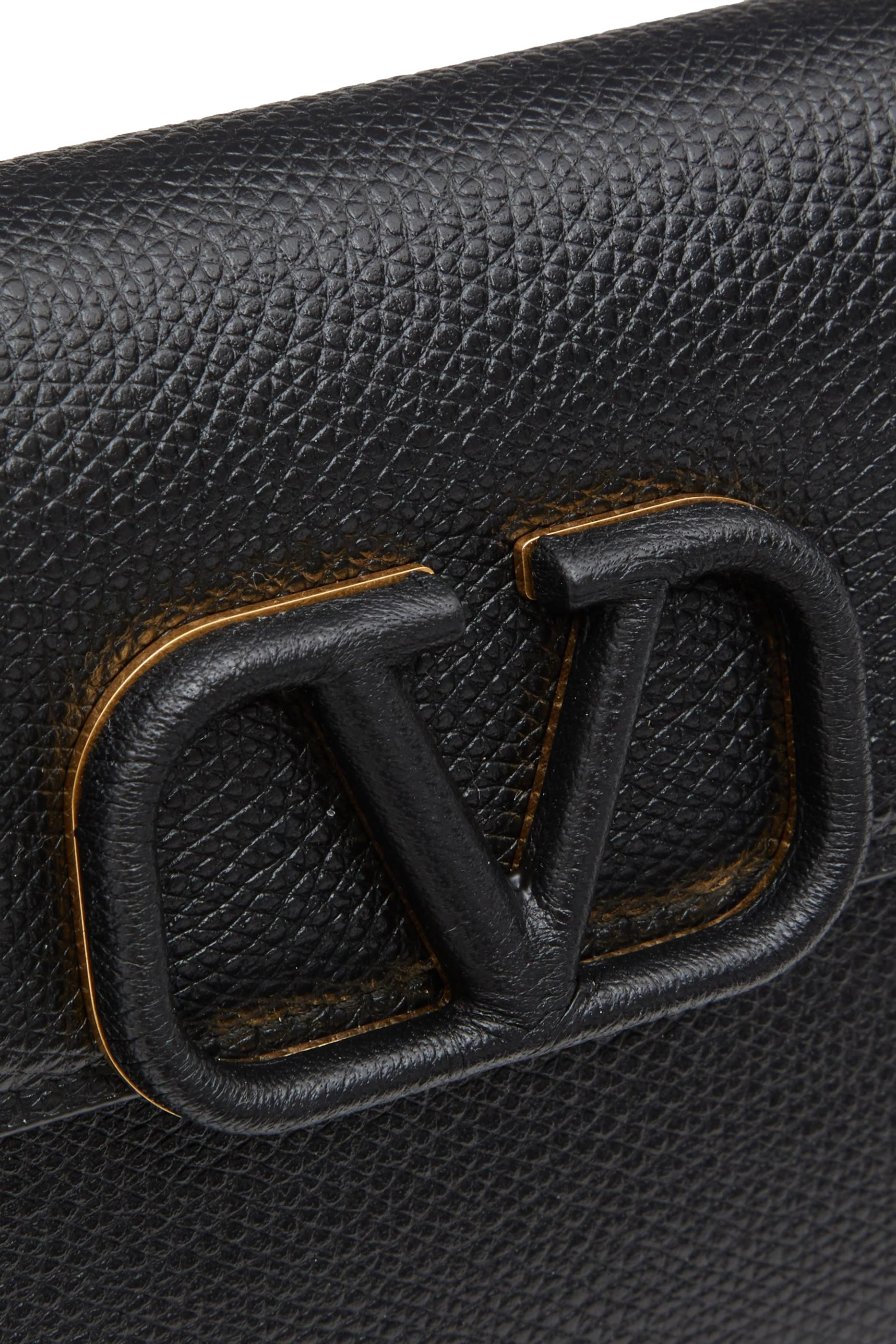 محفظة فالنتينو غارافاني بسلسلة بشعار حرف V