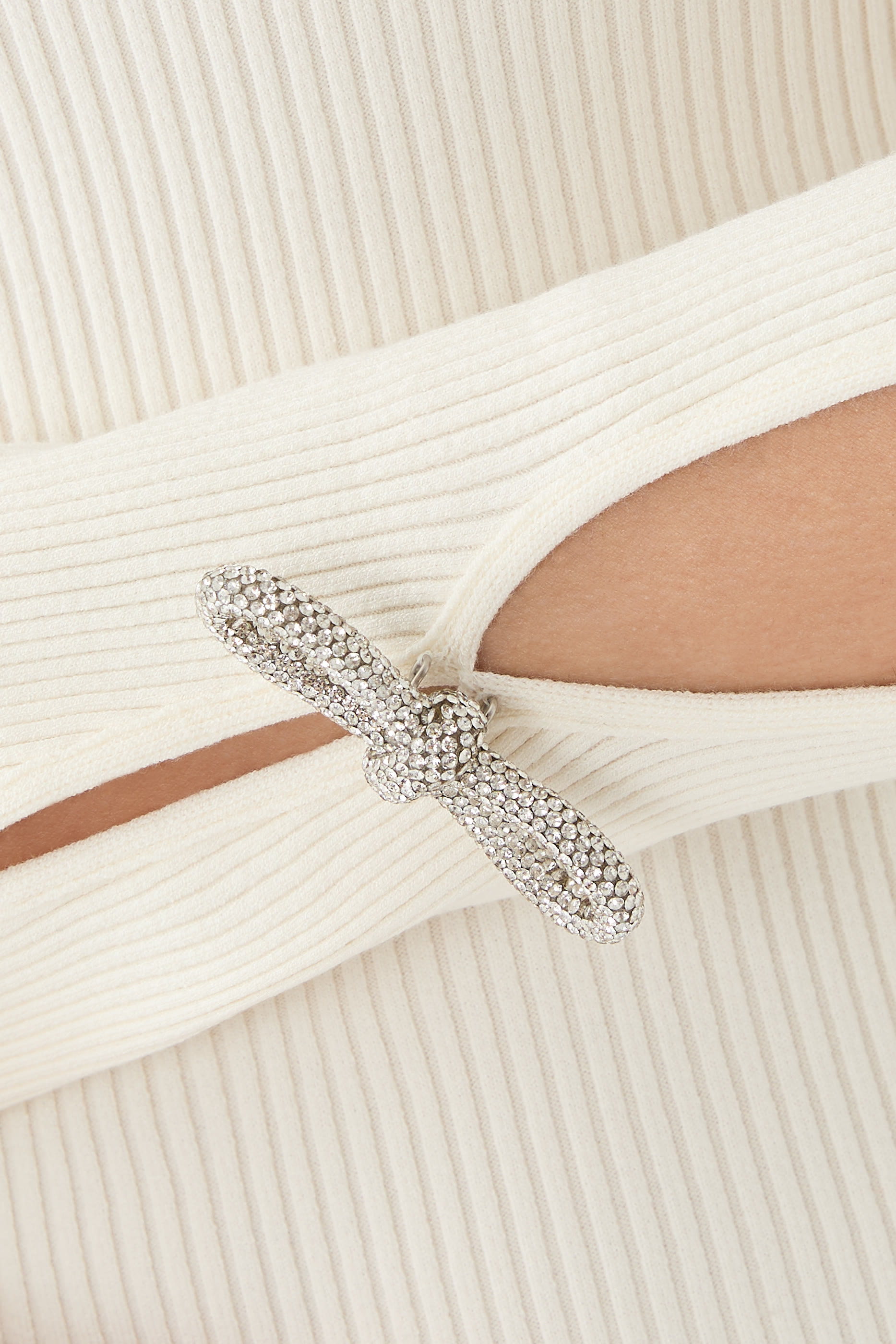 فستان قصير بفتحات وأكمام مزينة بربطات فيونكة