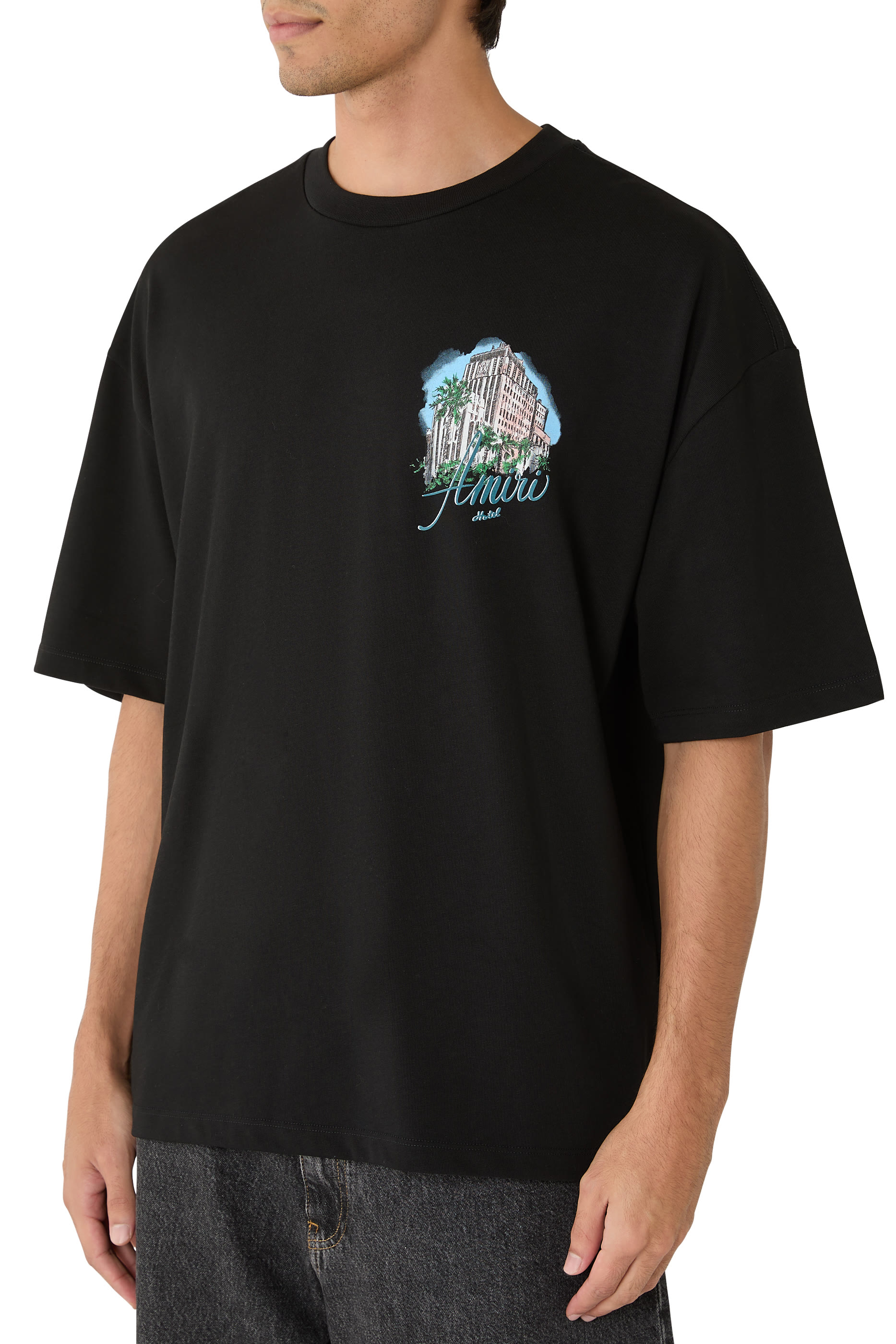 تيشيرت بقصة فضفاضة ونقشة فندق غرافيكية