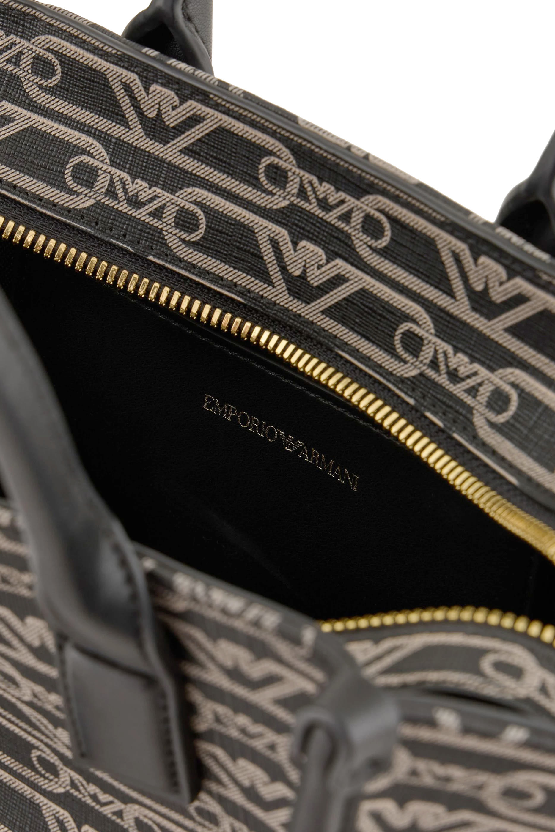 حقيبة يد بنقشة شعار الماركة