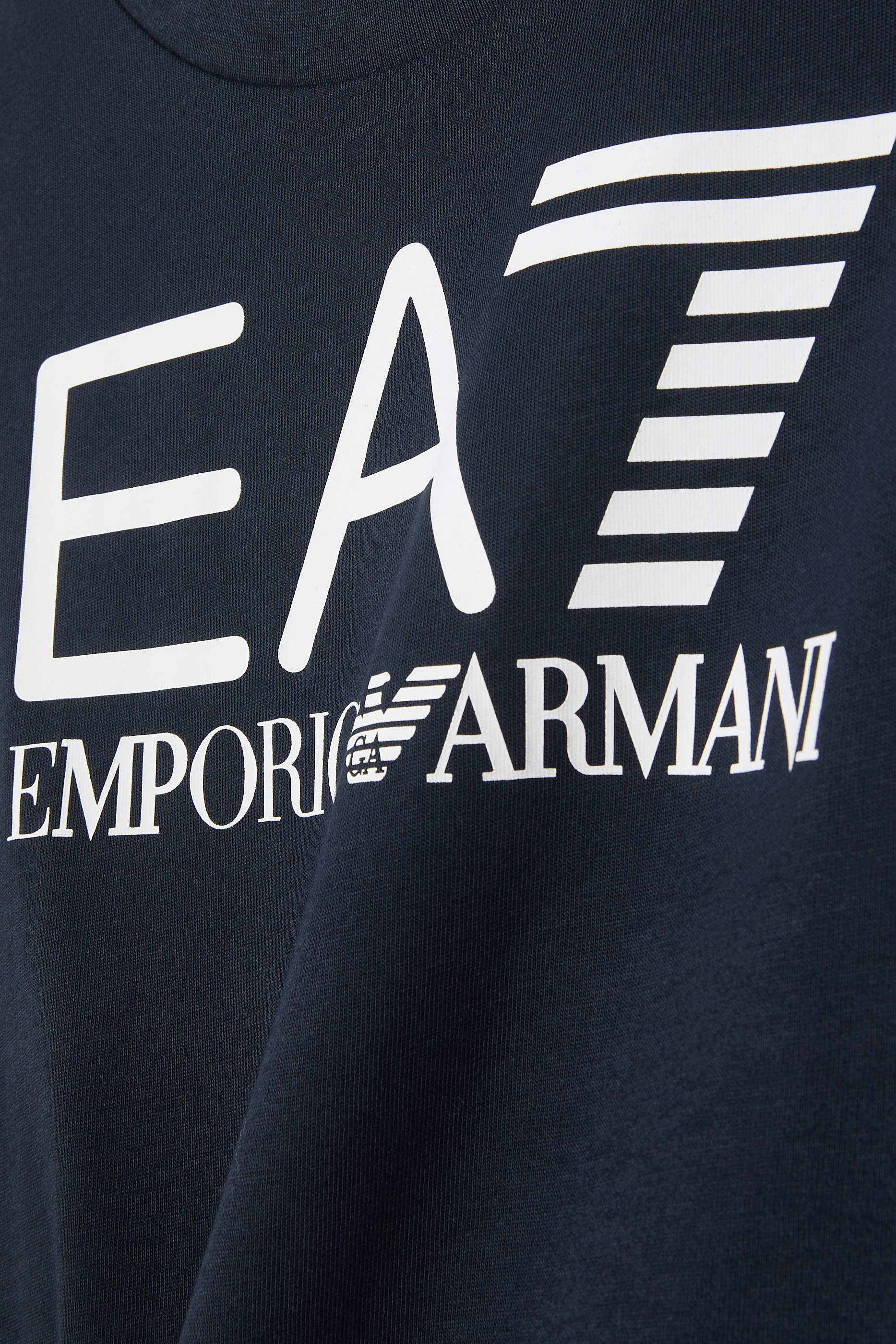 طقم تي شيرت وشورت بشعار الماركة للأطفال 