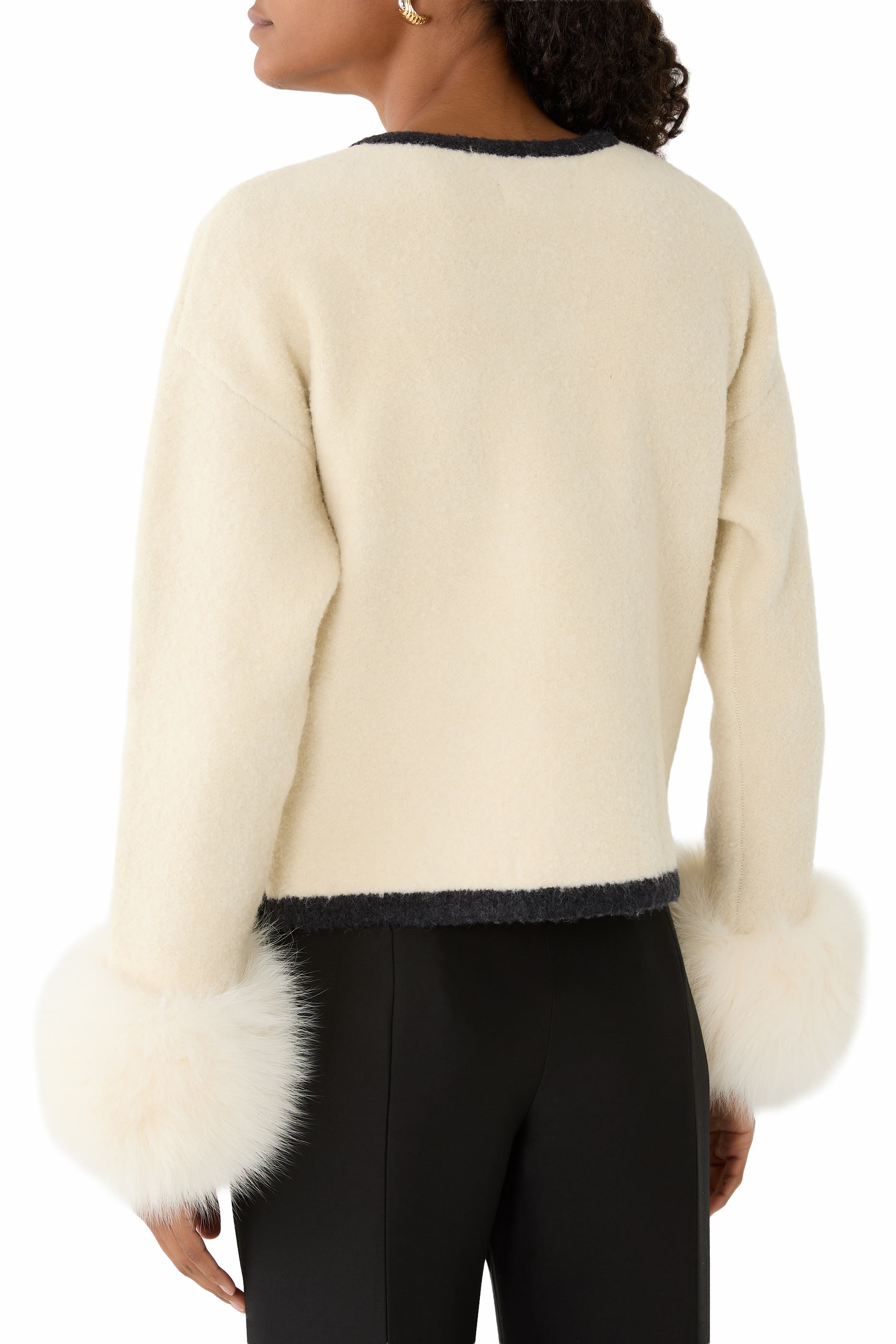 كارديجان بأساور بارزة الملمس وتفاصيل بلون مغاير