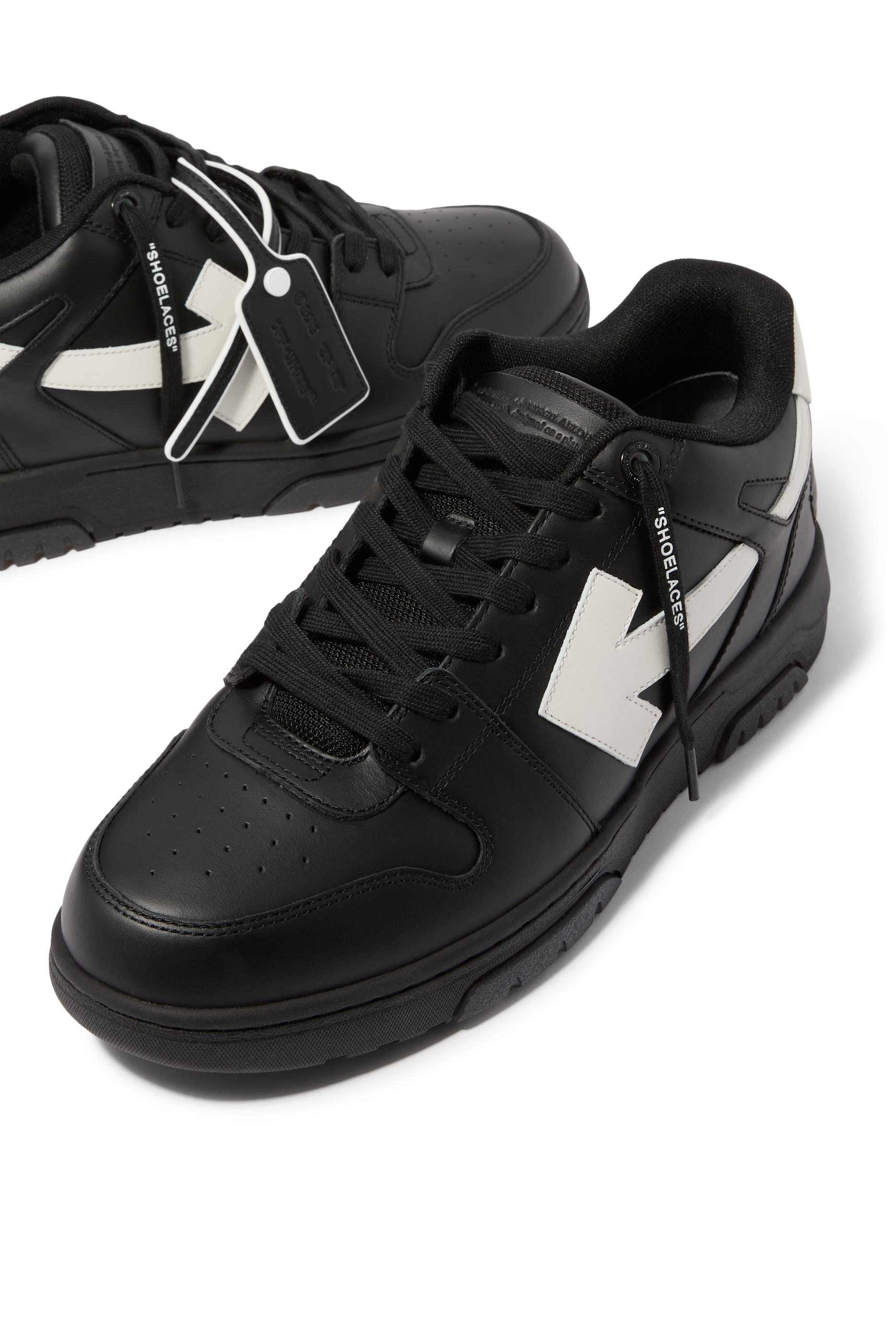 سنيكرز أوت أوف أوفيس