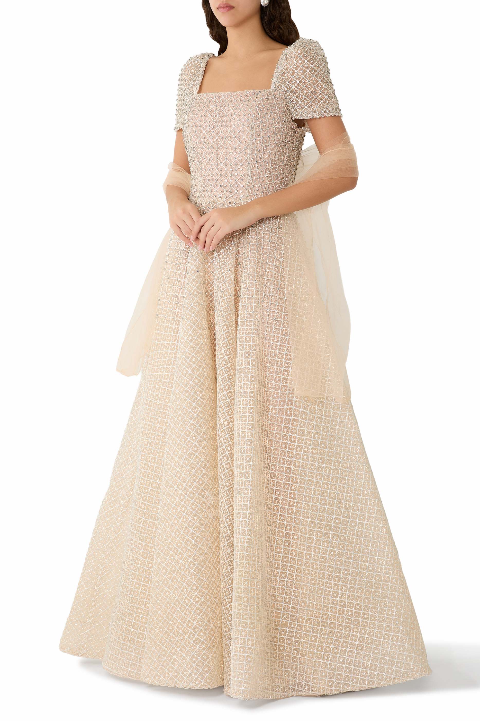 فستان سهرة بأكمام قصيرة وطيات