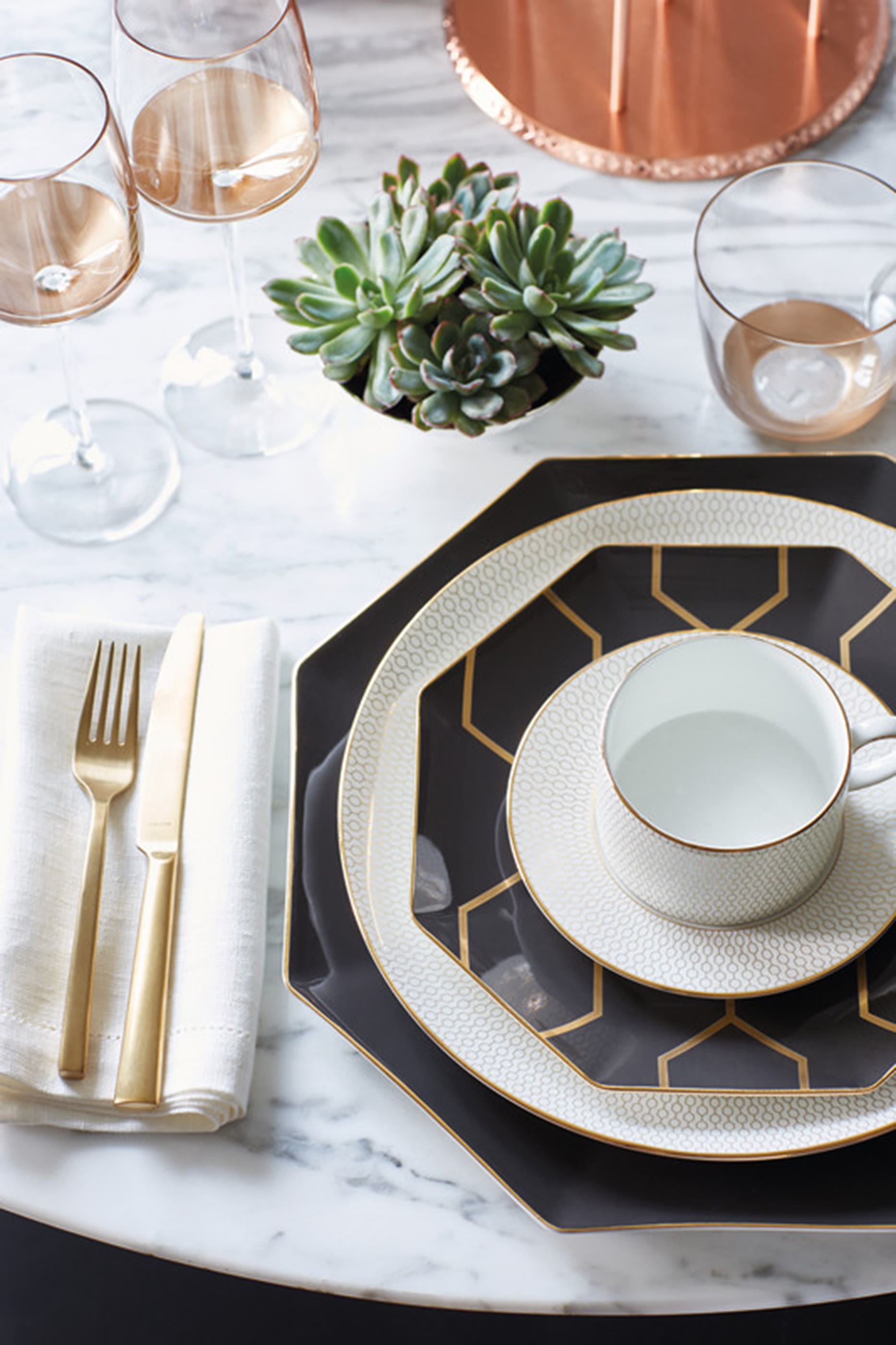 طبق أريس أسود ثماني الأضلاع 23 سم