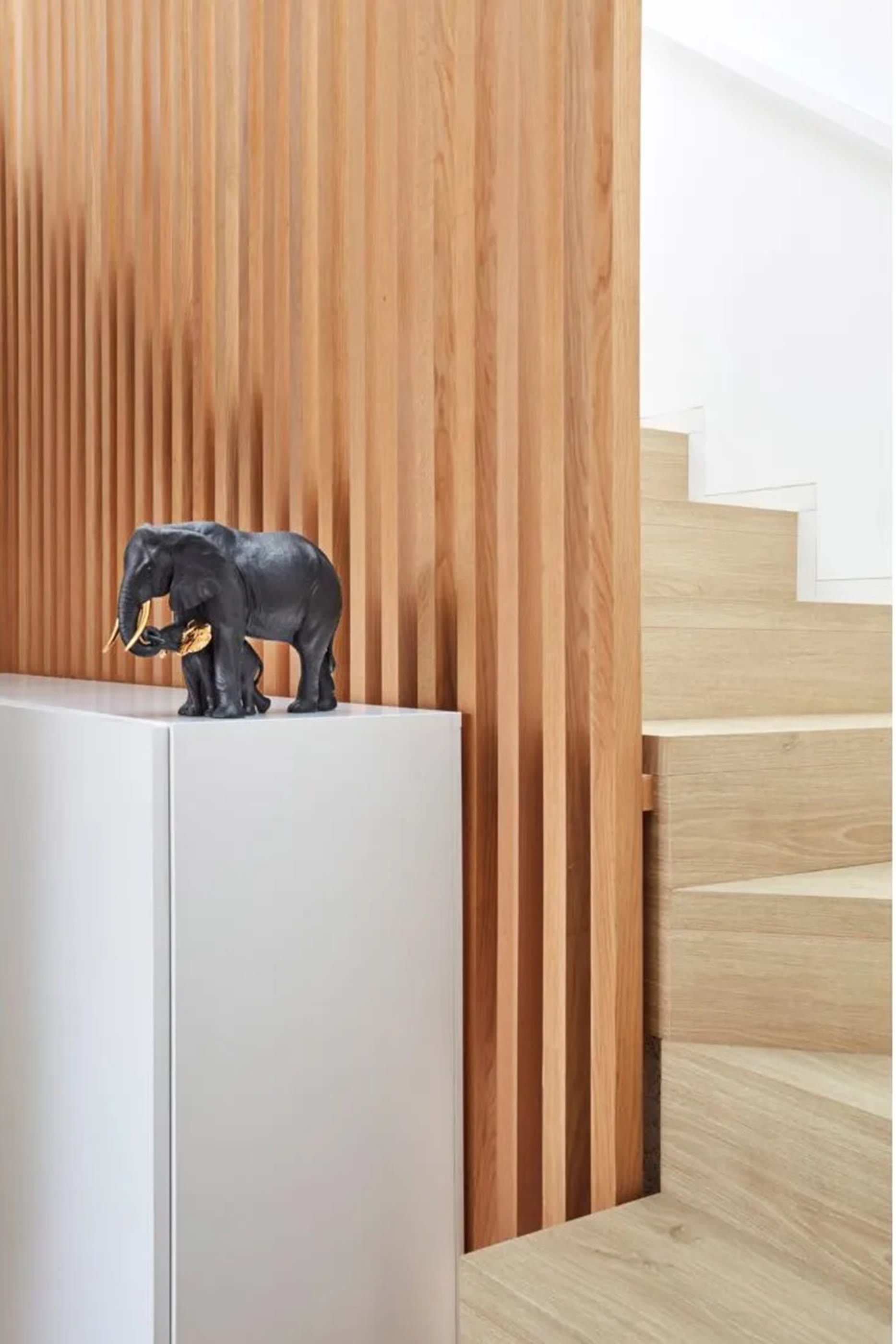 قطعة ديكور منحوتة ليدينج ذا واي بتصميم فيلة