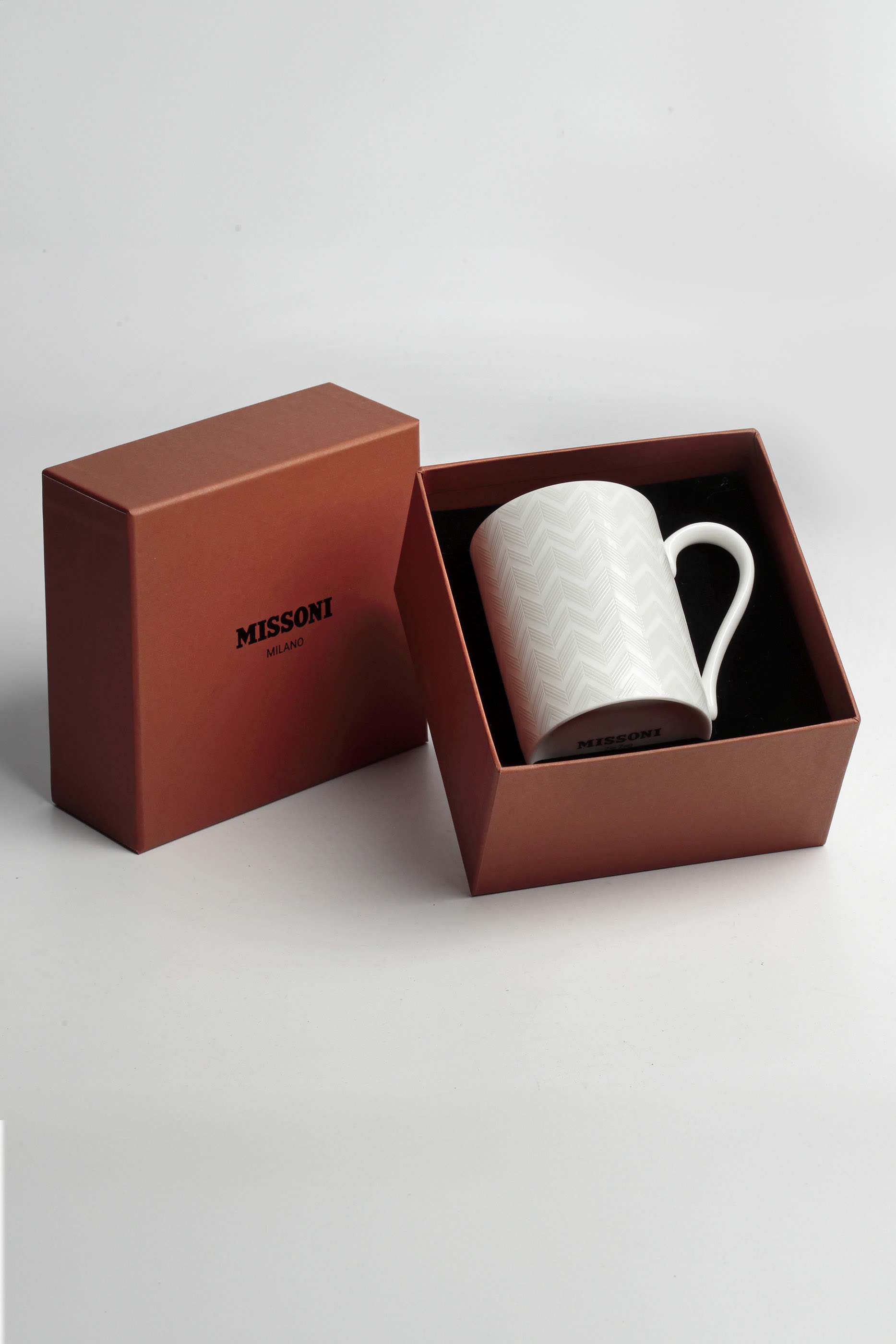 كوب قهوة بنقشة متعرجة