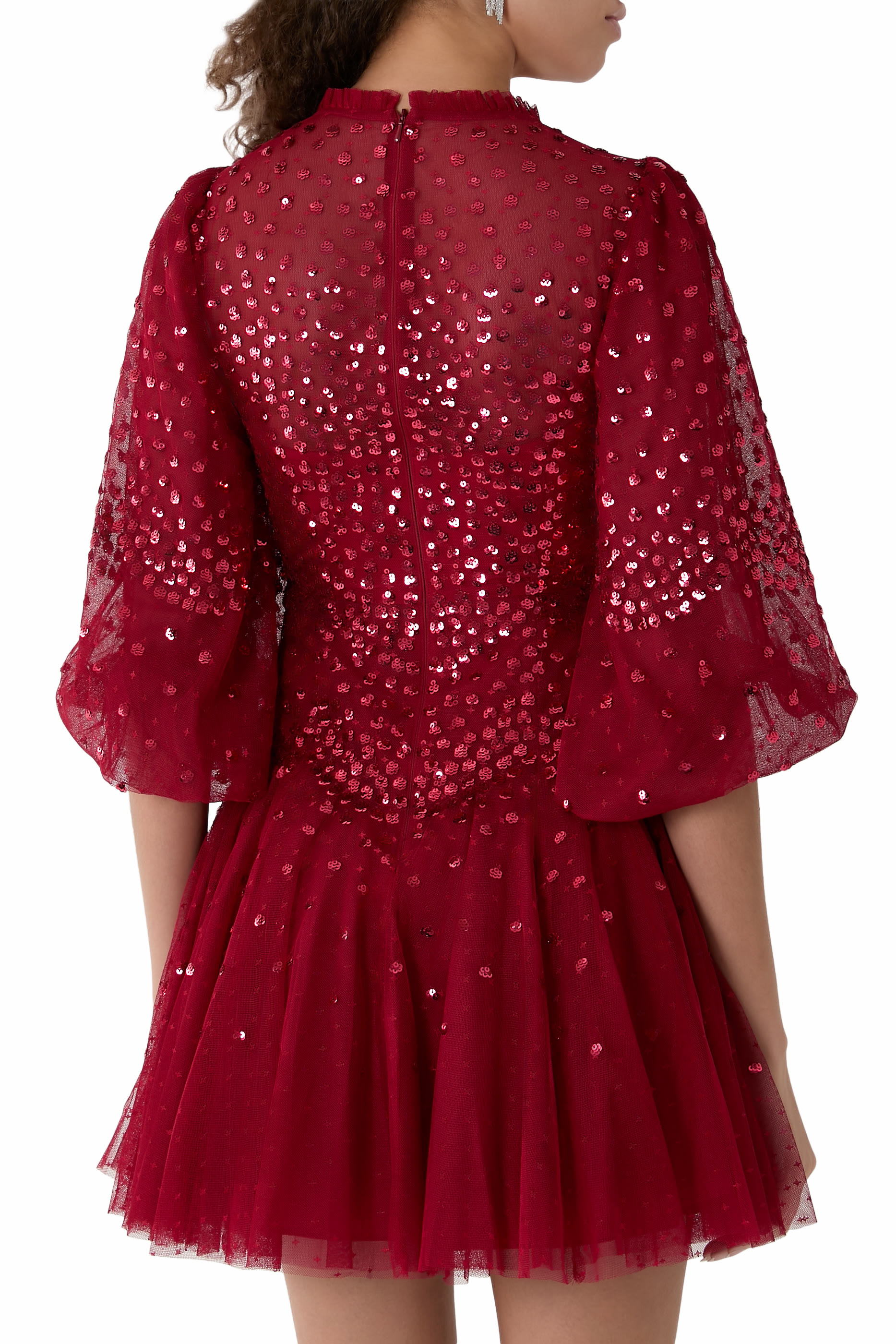 فستان قصير بياقة مستديرة صدفية وتطريزات بترتر