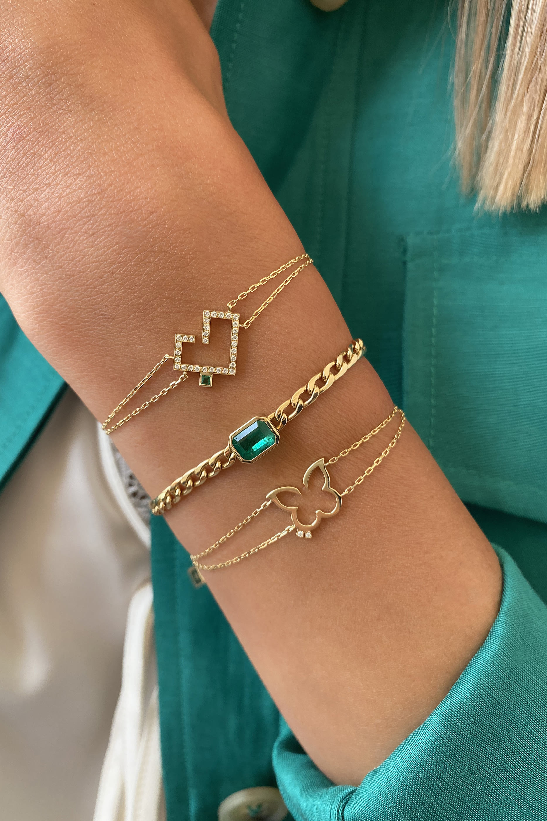 سوار بتصميم كلمة حب مرصع بالماس والزمرد ذهب أصفر عيار 18