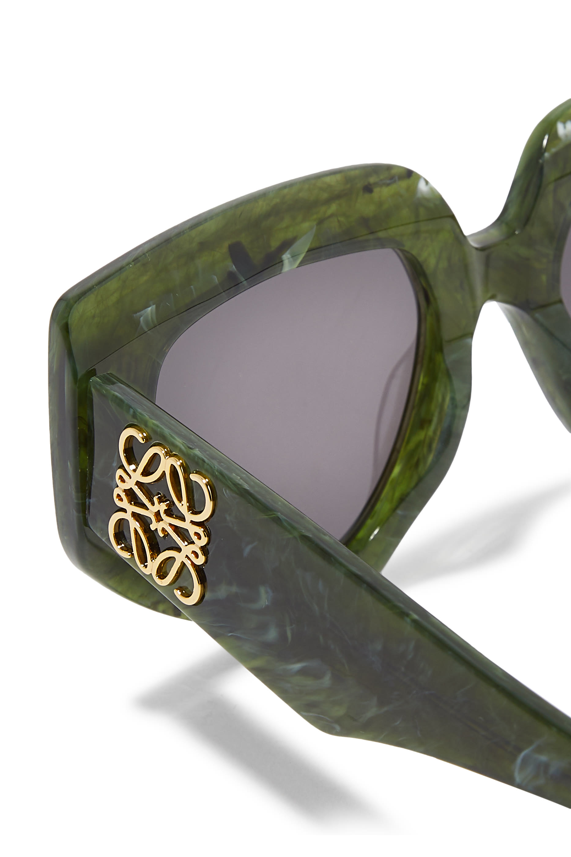 نظارة شمسية بإطار مستطيل سميك وشعار الماركة 