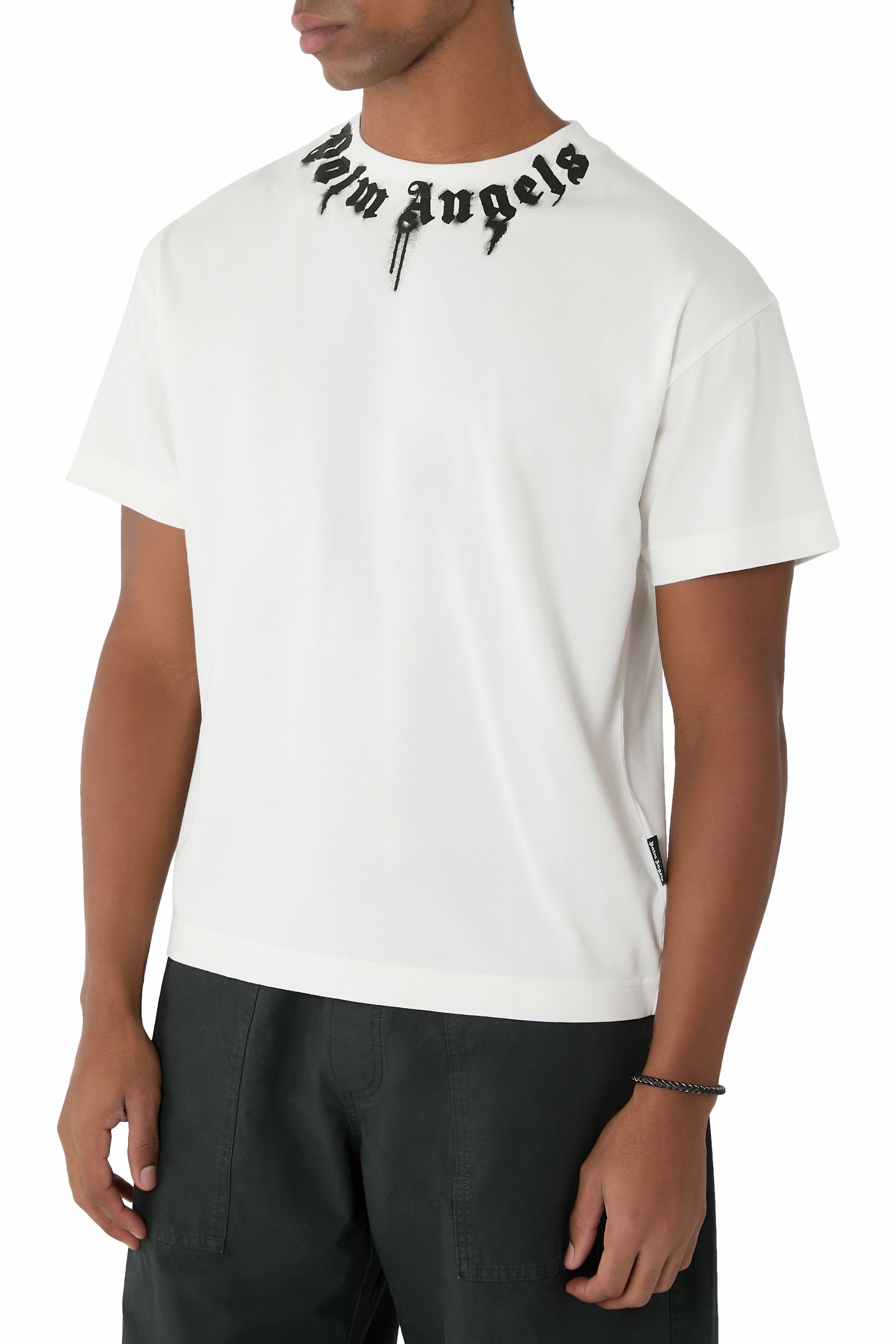 تيشيرت بياقة مزينة بشعار الماركة