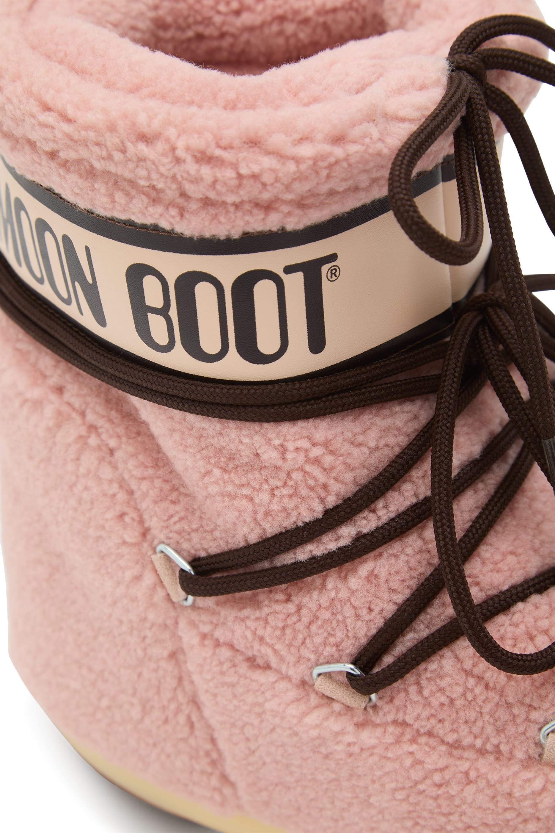 بوت بشعار الماركة صوف