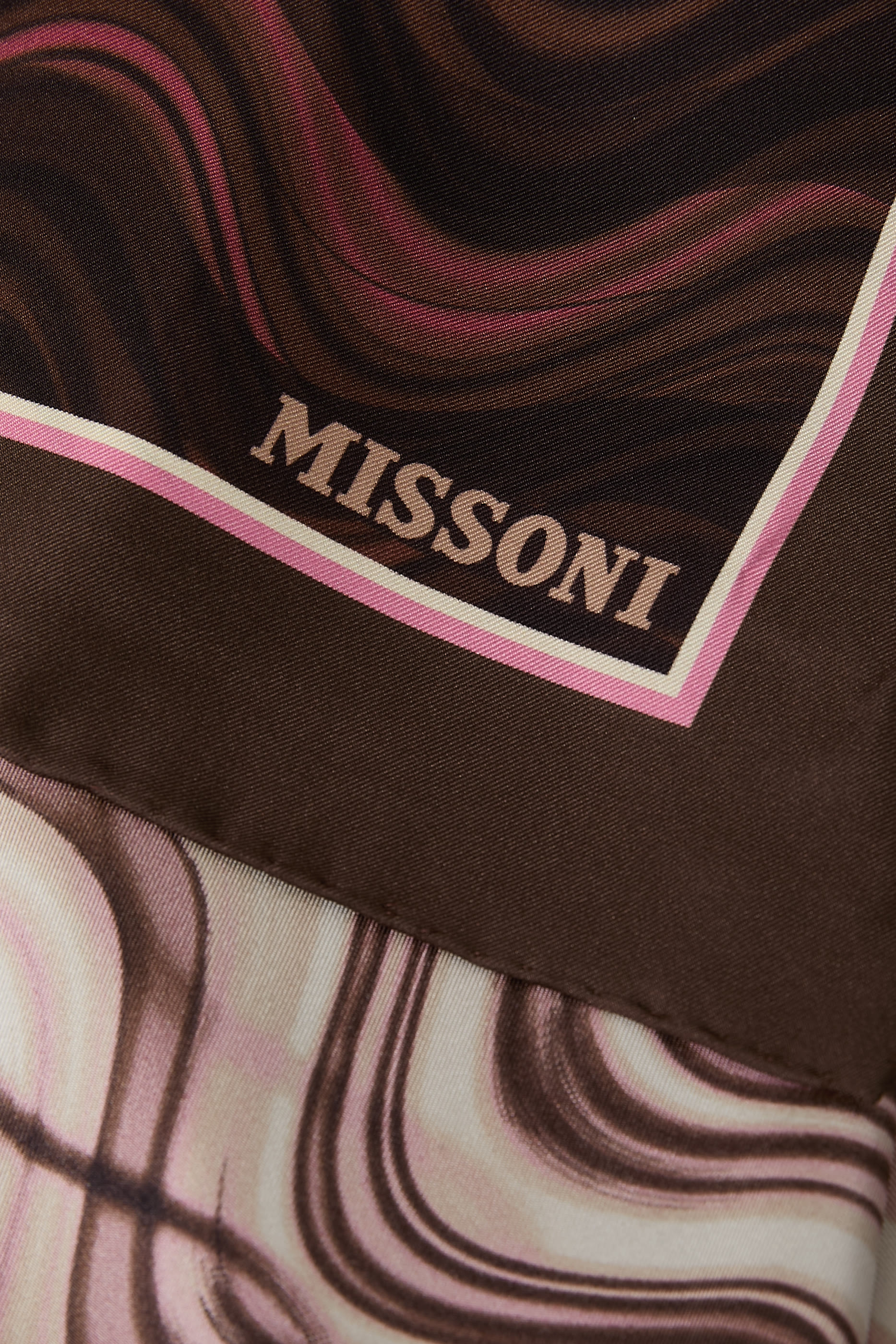 وشاح بنقشة خطوط متموجة حرير