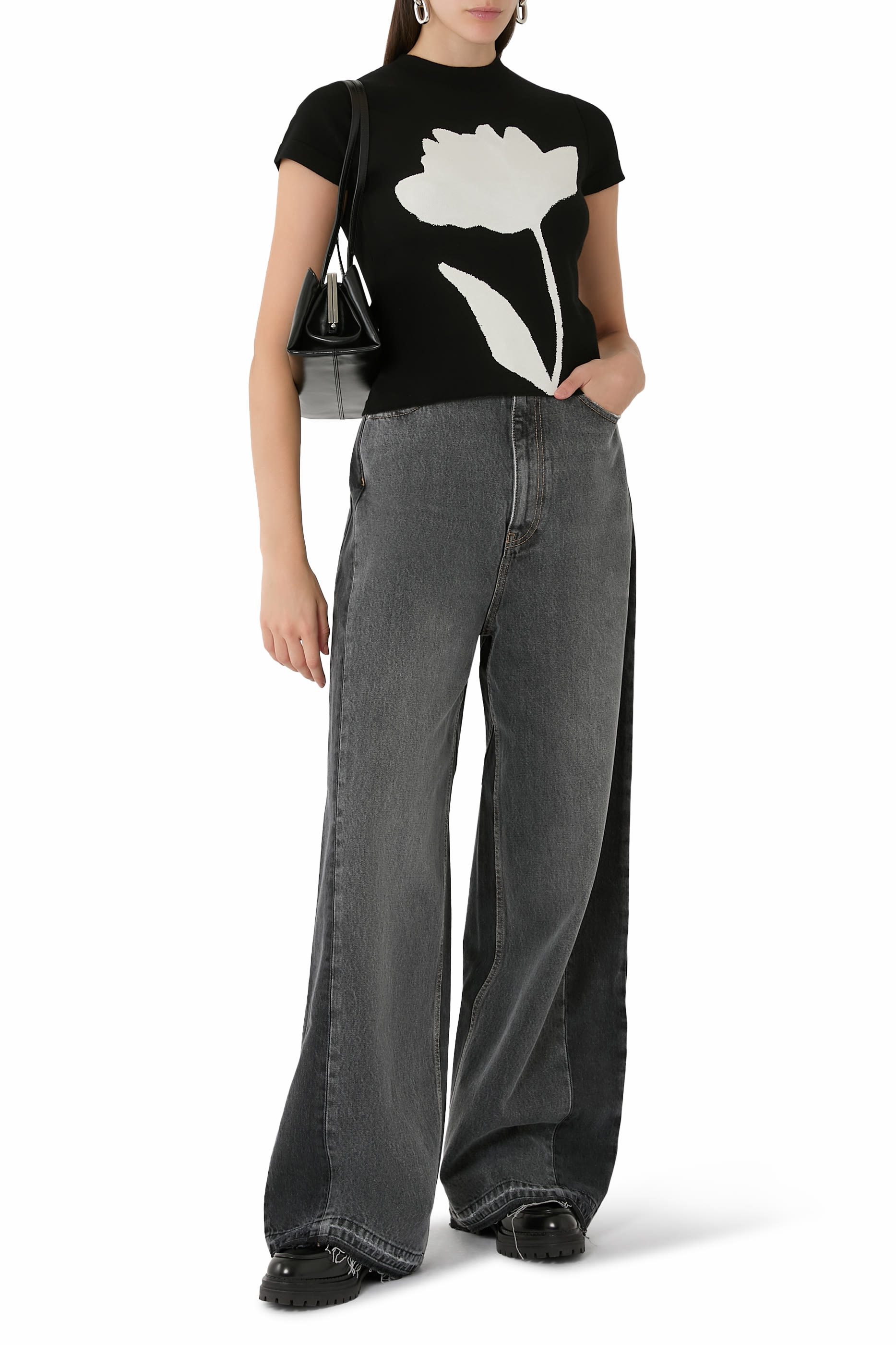 تيشيرت هانا بنقشة زهرة تتفاعل مع الأشعة فوق البنفسجية