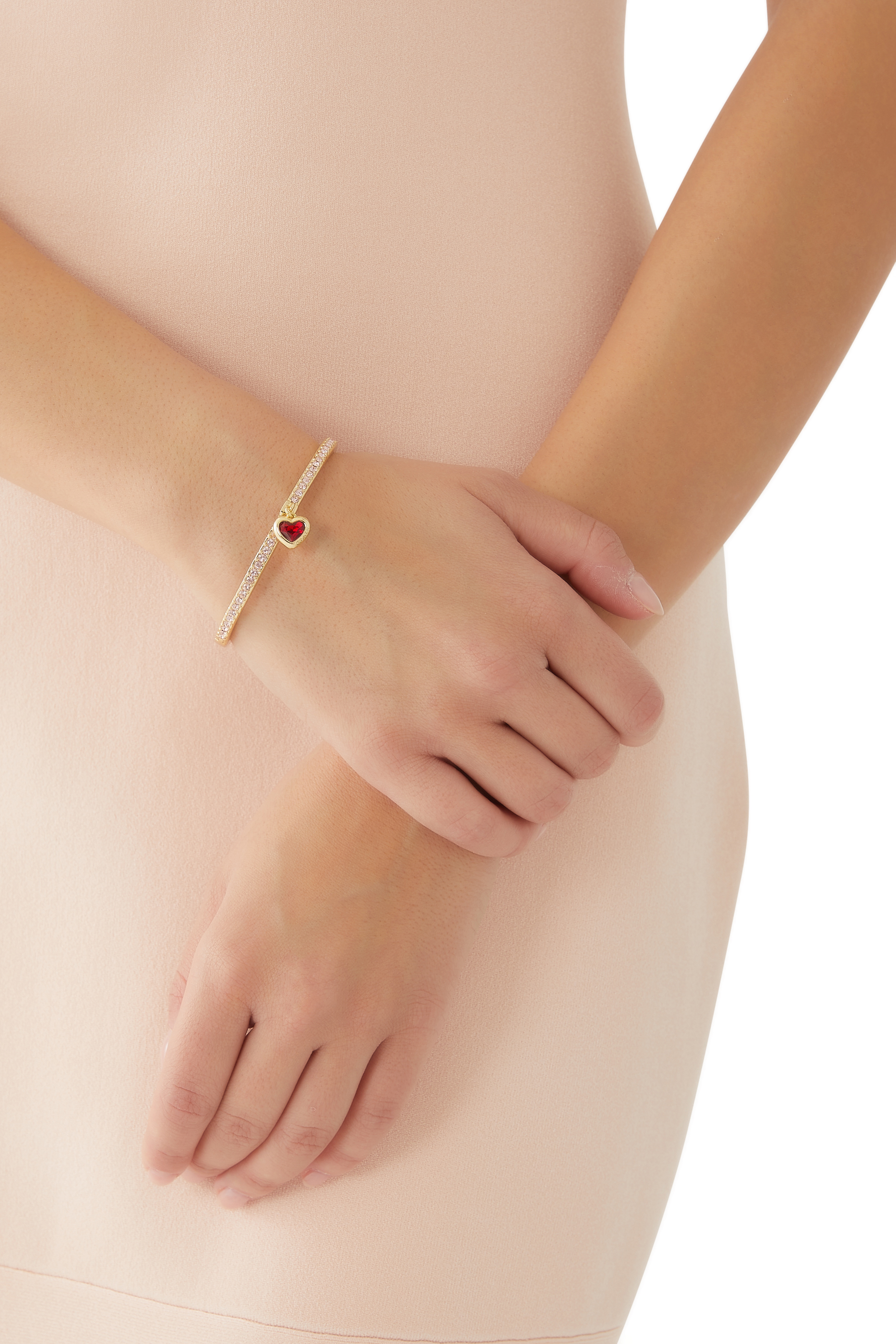 سوار بحلية بتصميم قلب