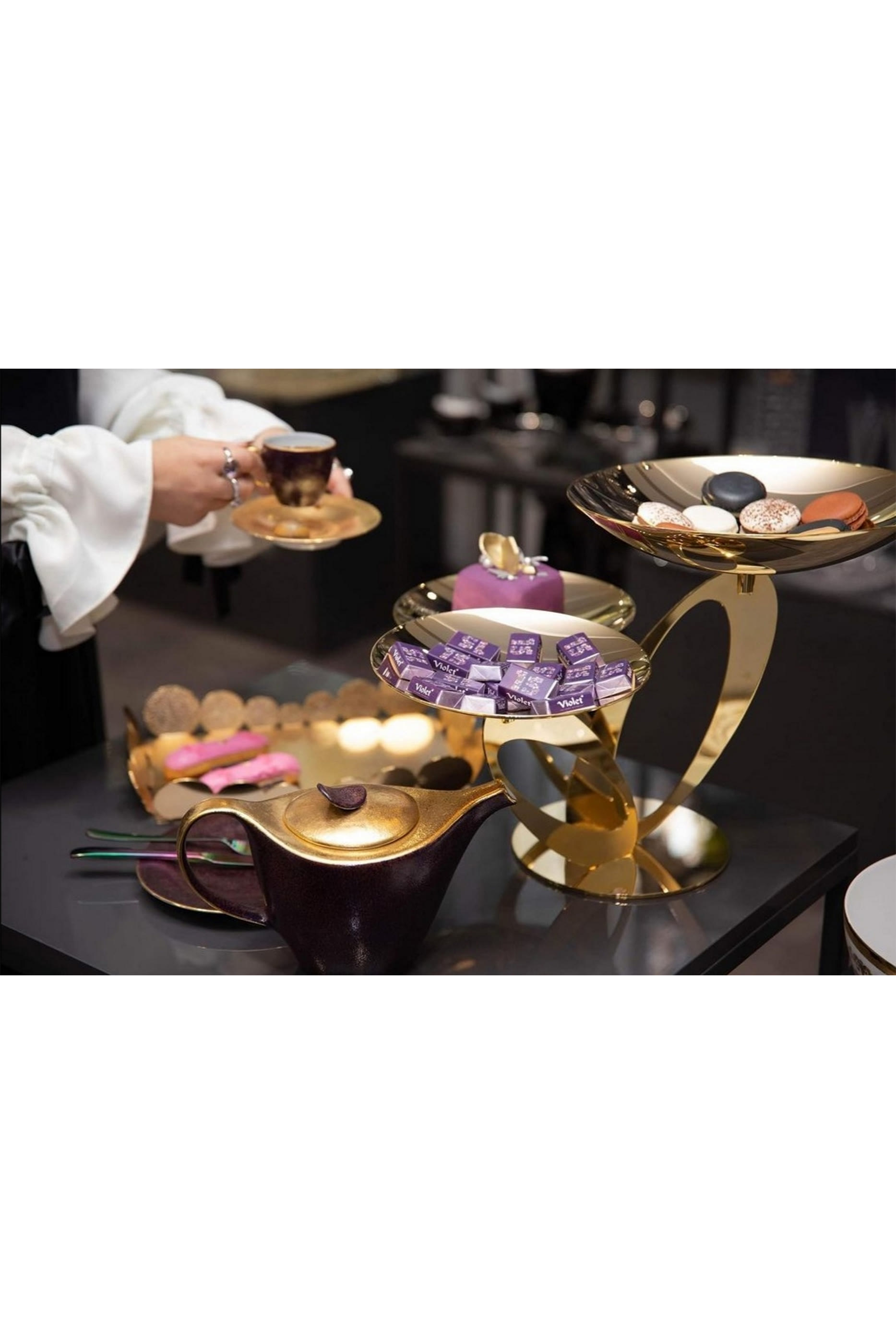 حامل دوار مطلي بالذهب بثلاث صحون