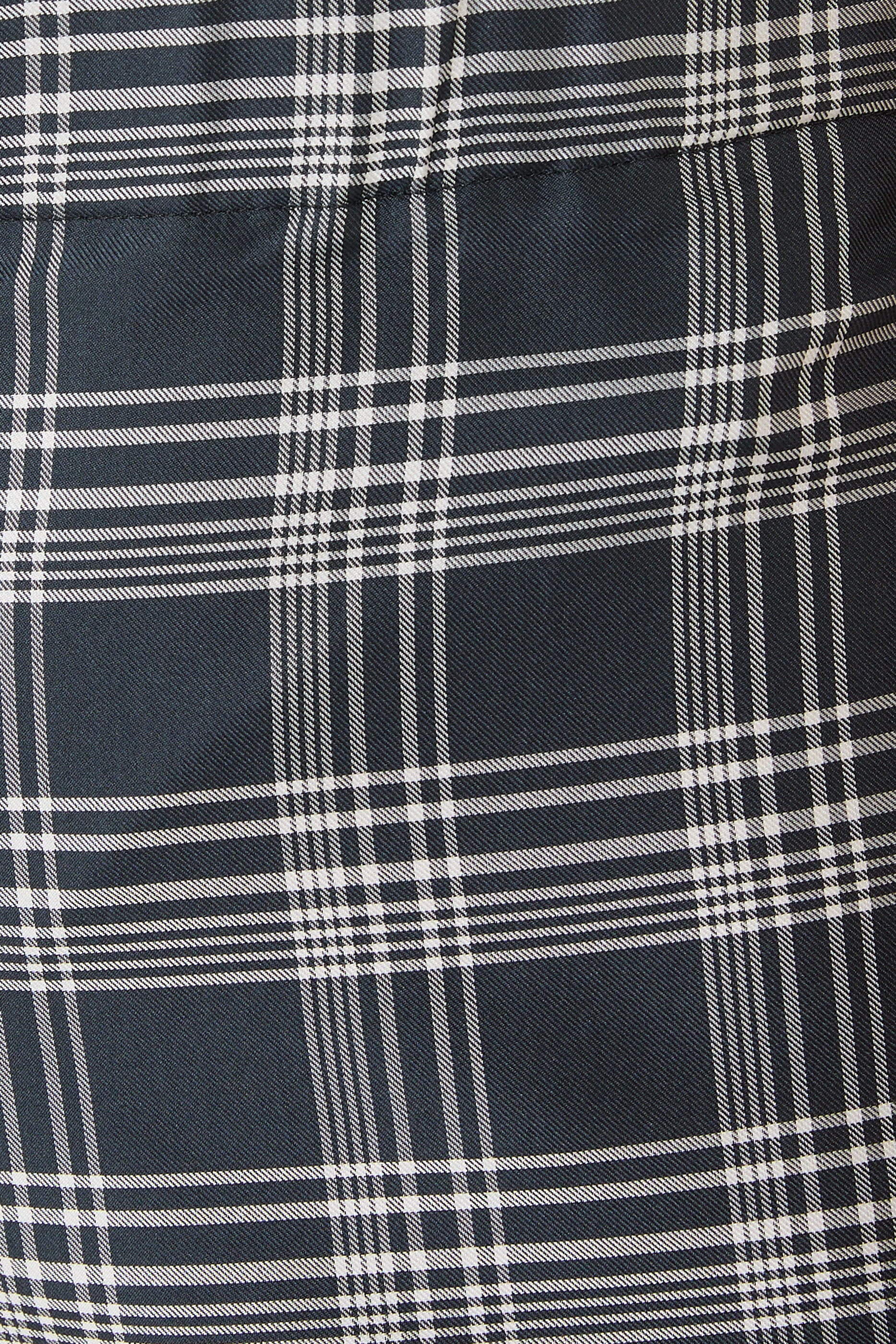 بنطال بنقشة مربعات وقصة واسعة