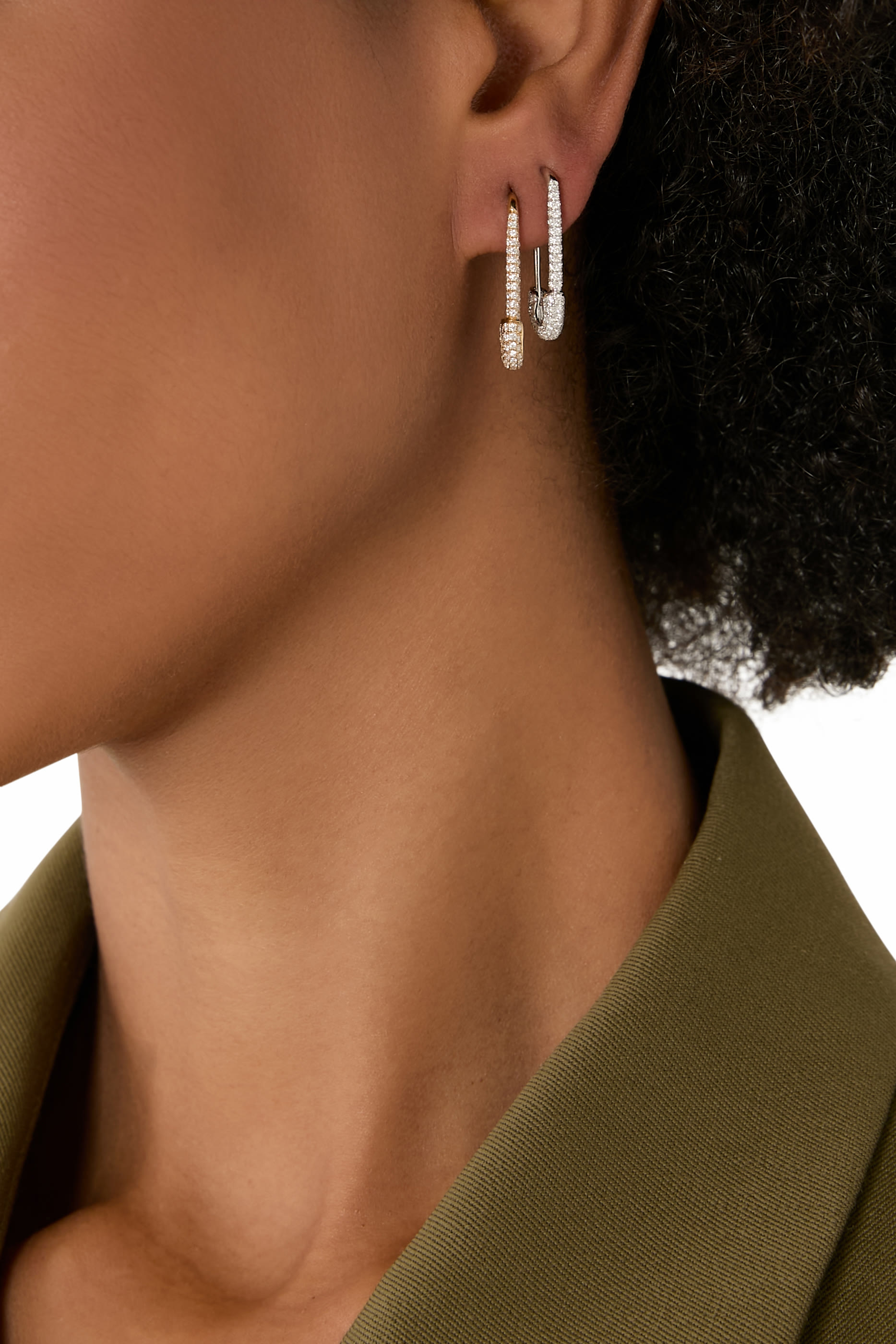 قرط بتصميم دبوس مزين بالماس ، ذهب أبيض عيار 18