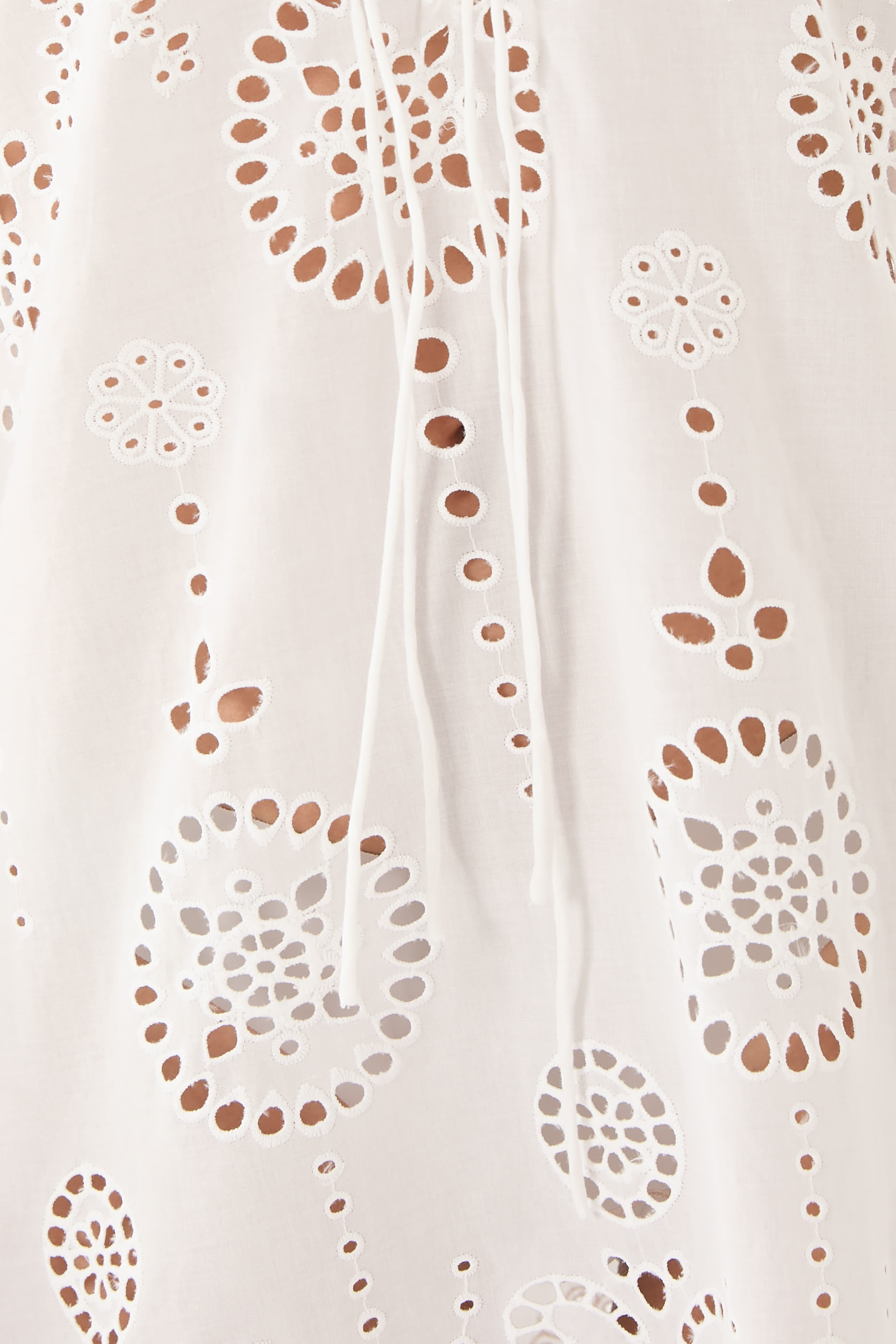 فستان قصير برباط وتطريزات