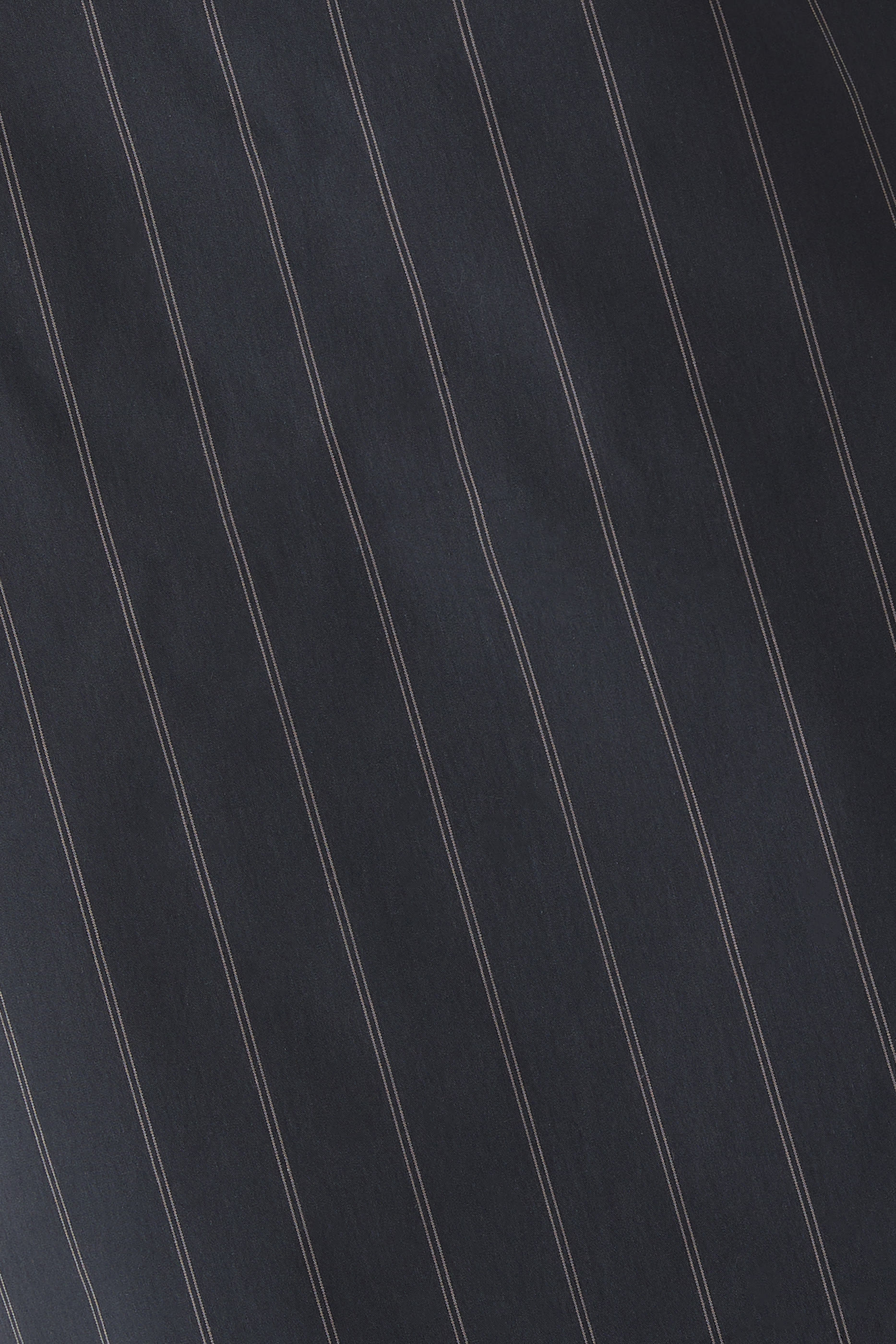 بلوزة بلا حمالات بأربطة رفيعة