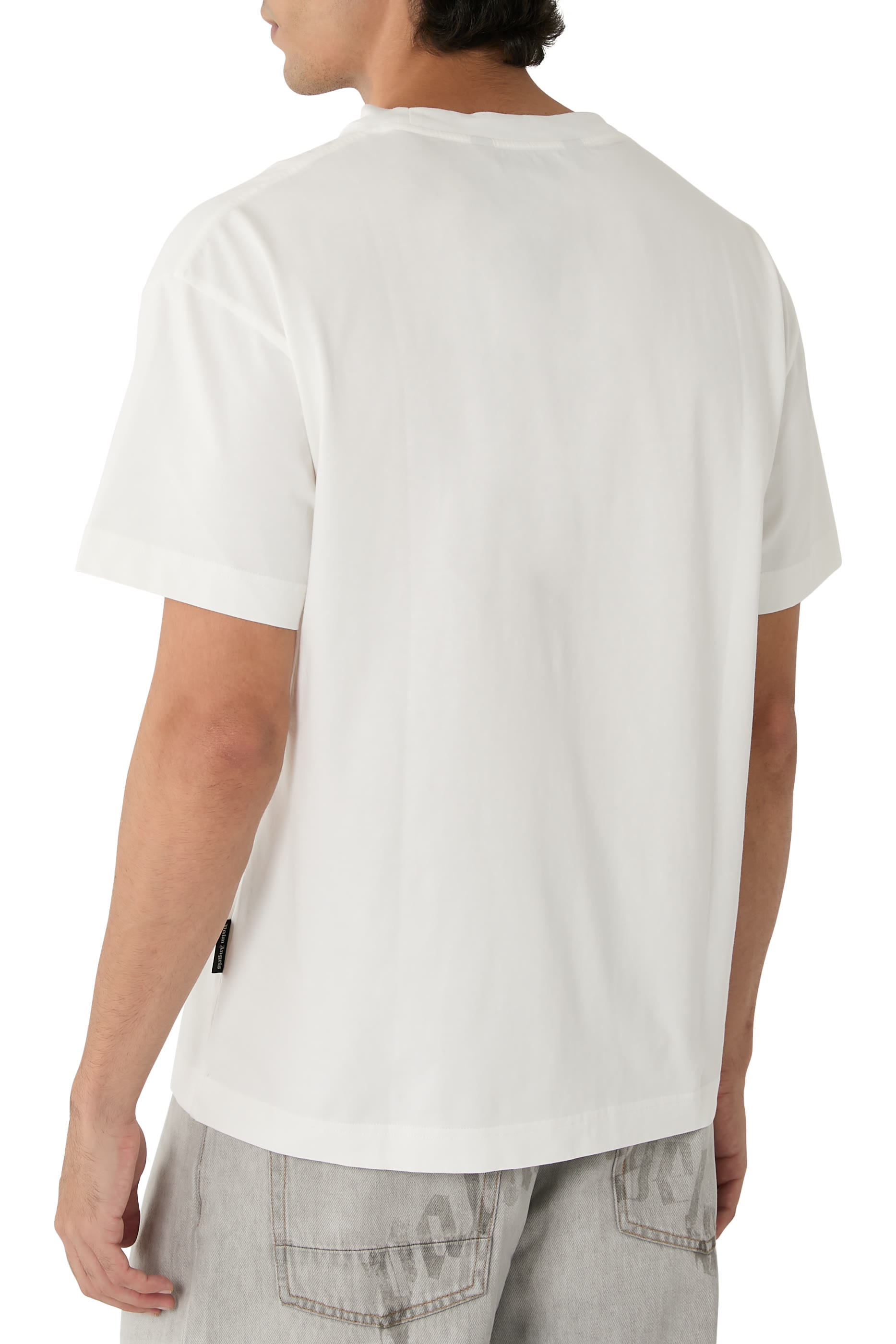 تيشيرت بشعار الماركة بتصميم متموج