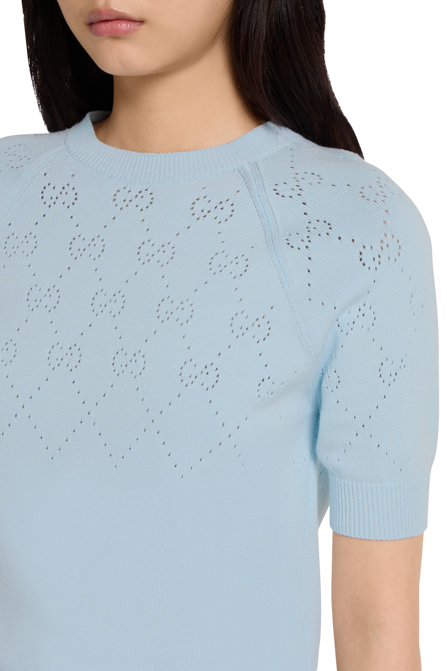 بلوزة بياقة ضيقة ونقشة حرفي بشعار الماركة قطن