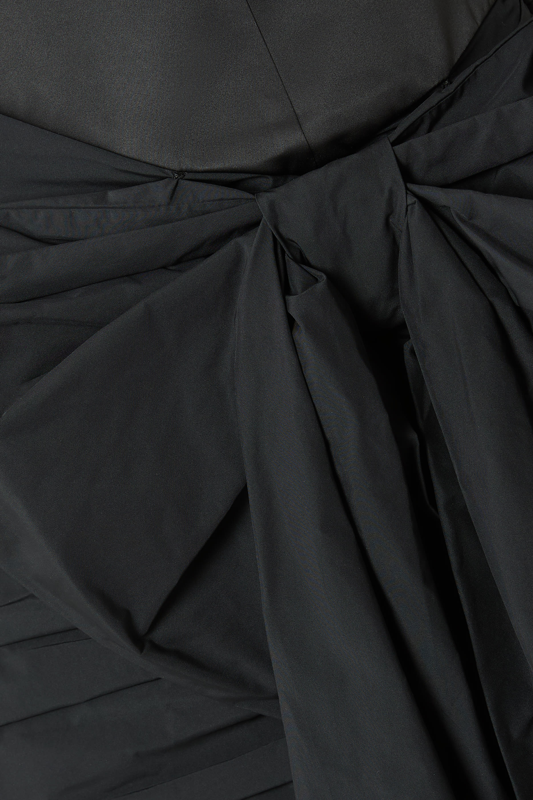 فستان مزين بفيونكة ساتان