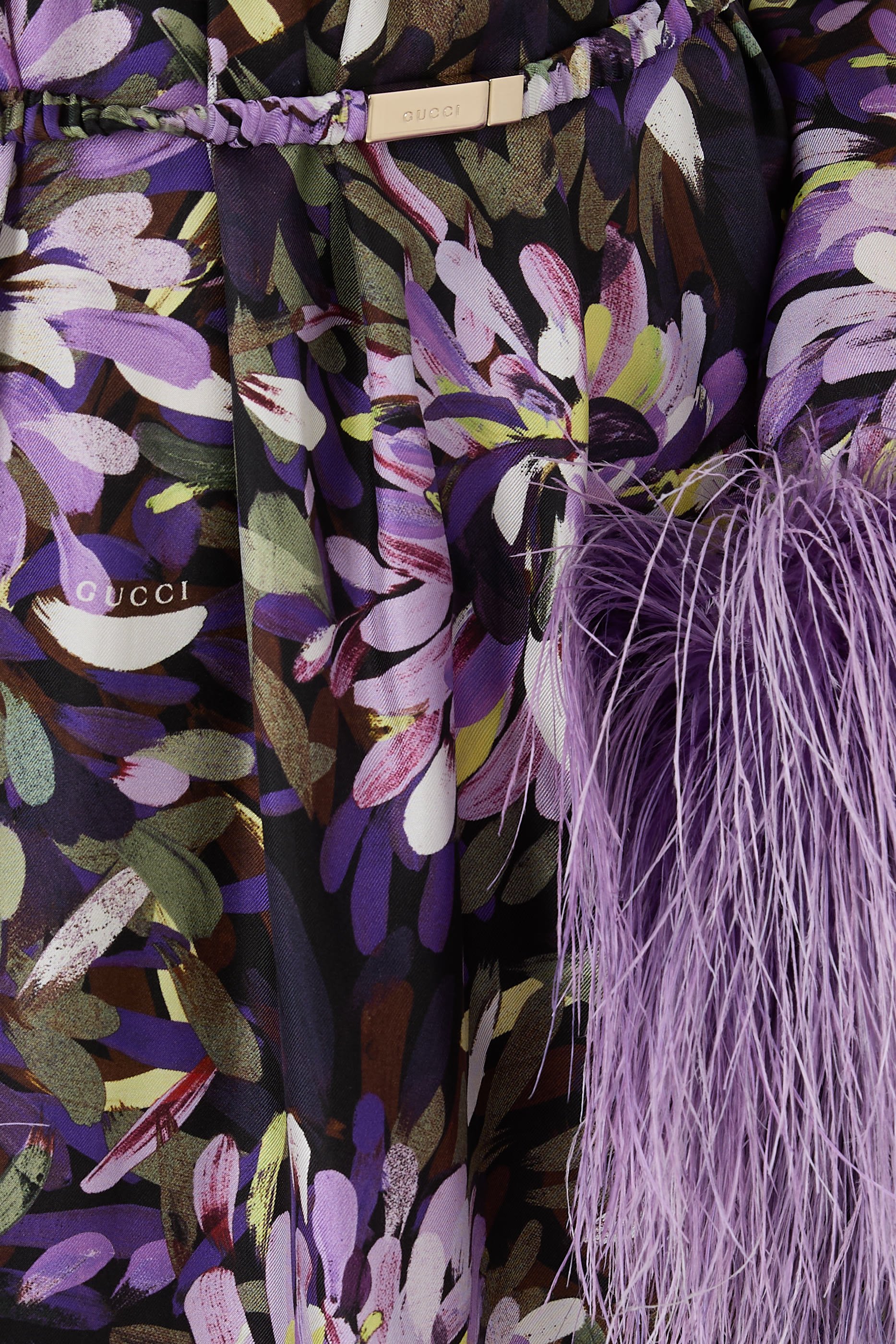 فستان بنقشة وأساور بريش