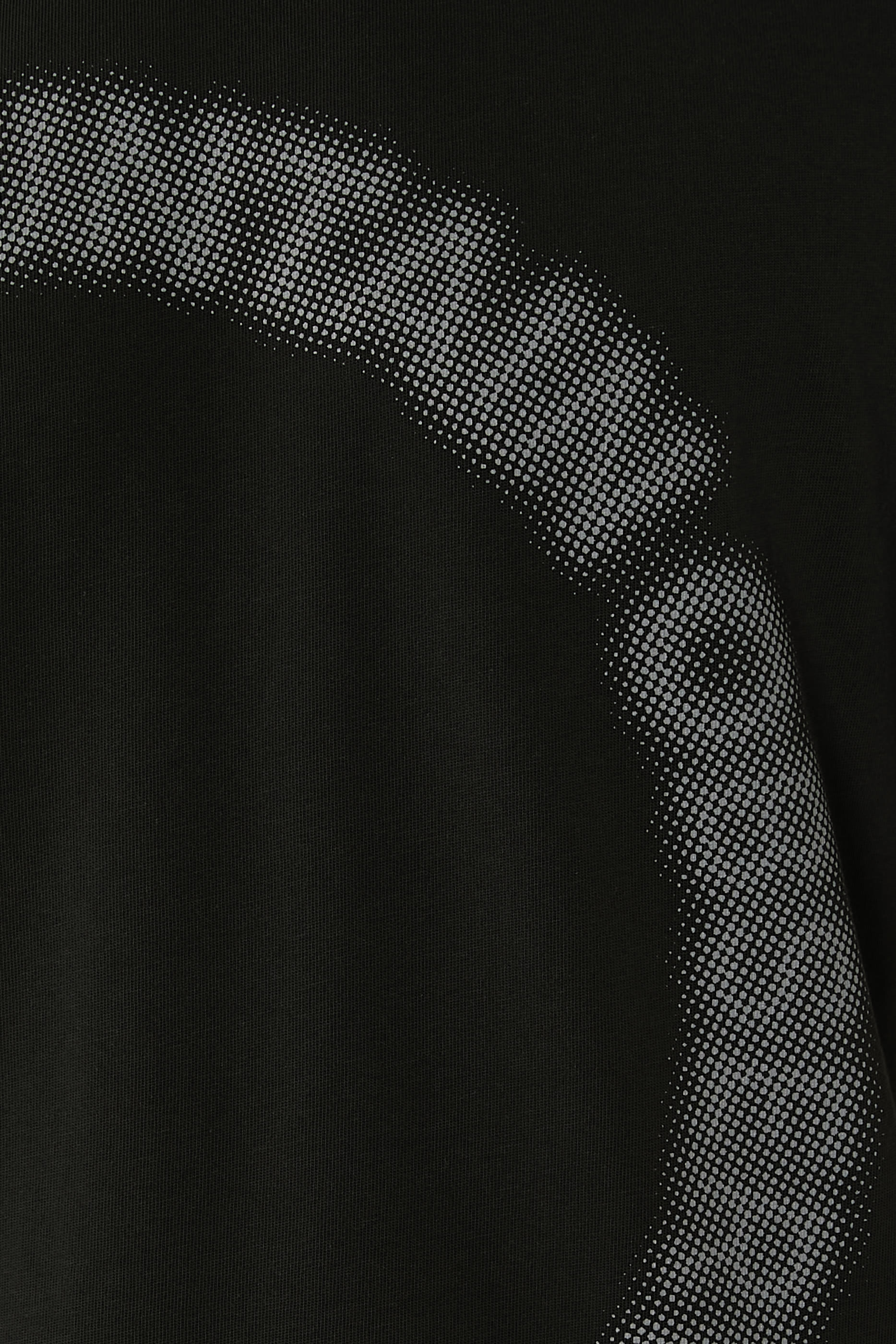 تيشيرت مزينة بشعار الماركة بتصميم دائري