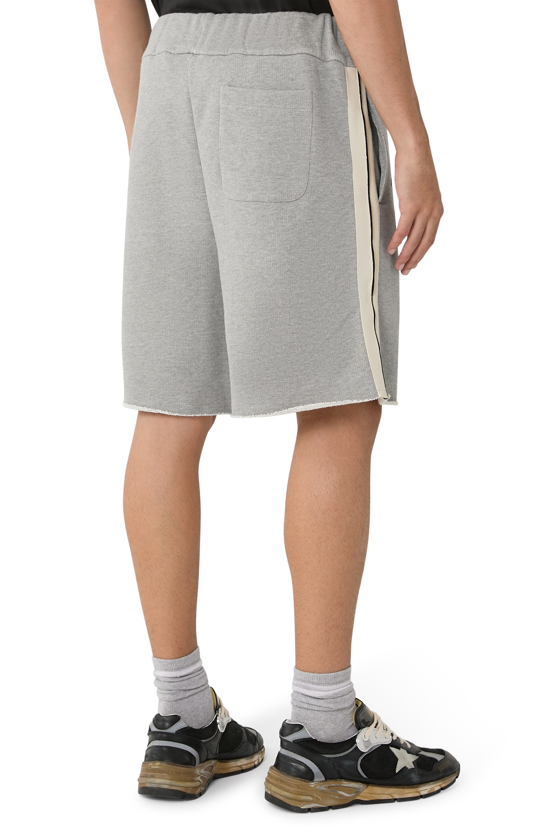 شورت رياضي بتصميم جامعي مزبن شعار الماركة بتصميم متموج