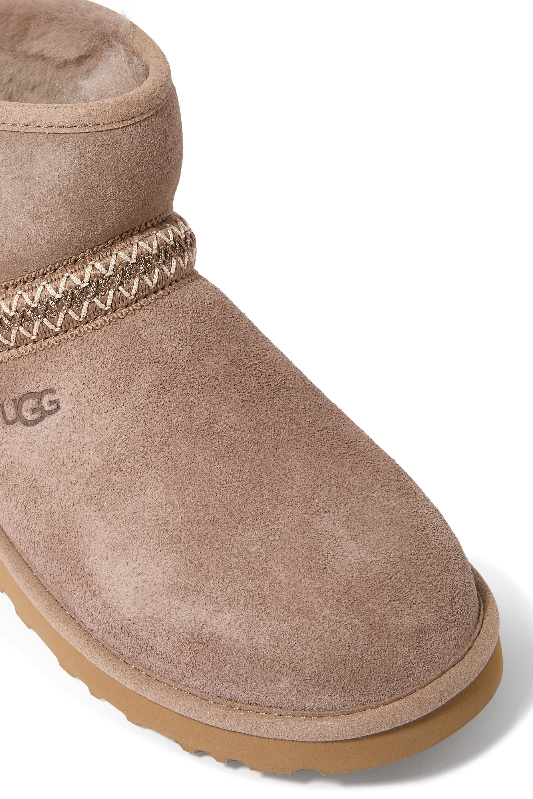 بوت كلاسيك قصير بتفاصيل مقوسة