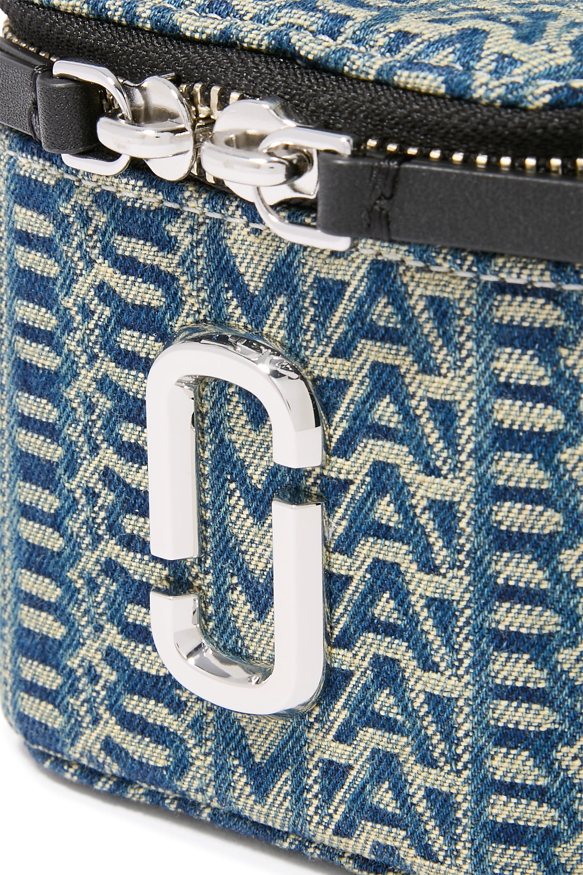 حقيبة مستحضرات تجميل صغيرة