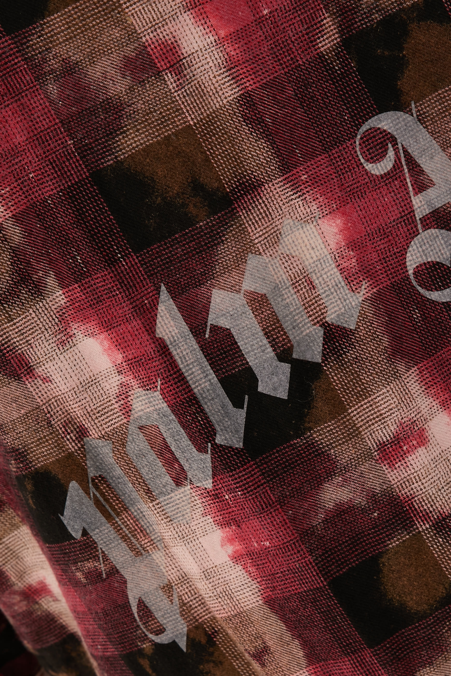  قميص بنقشة مربعات ومزين بشعار الماركة متموج