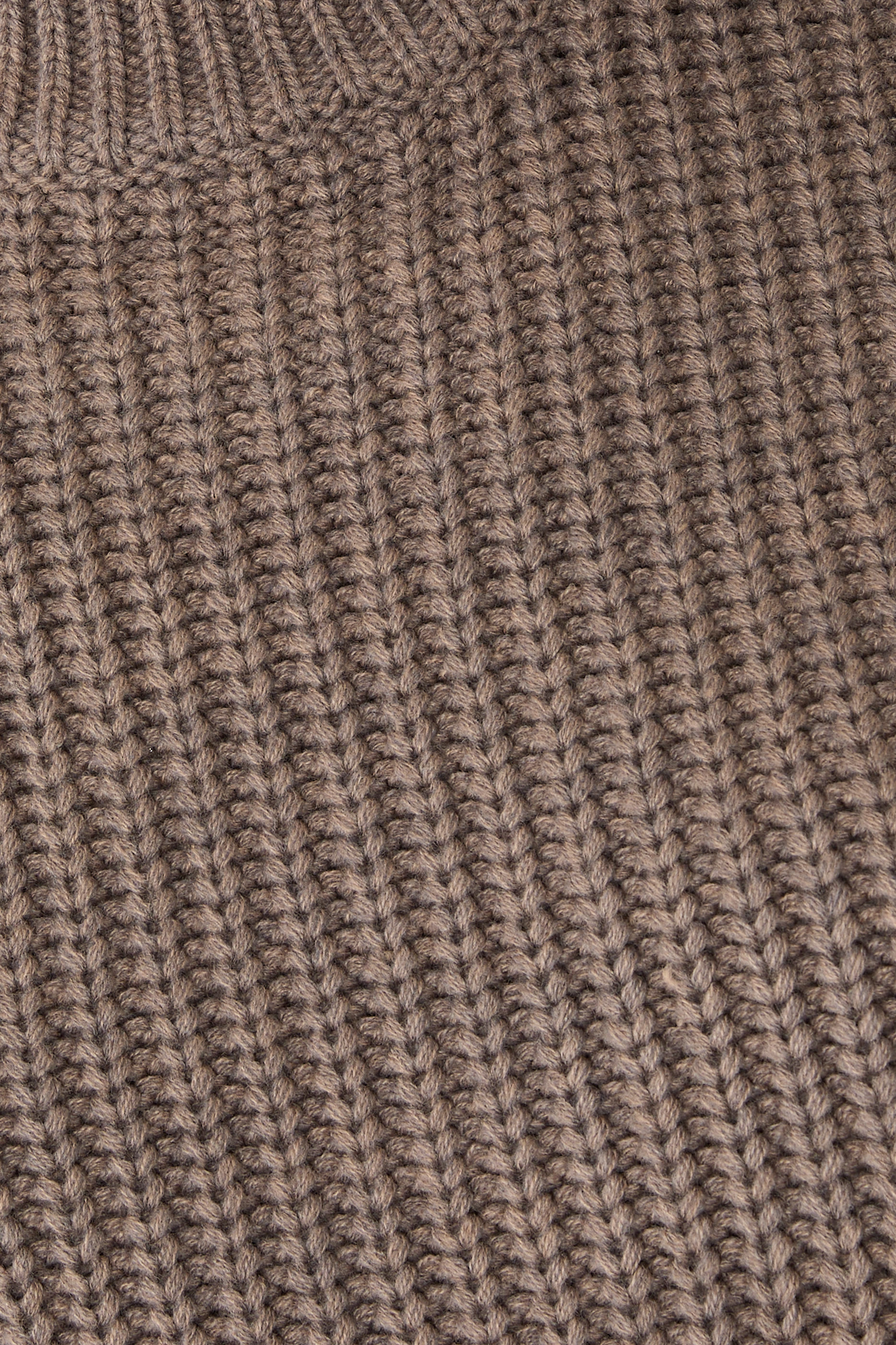 كنزة منسوجة بياقة عالية