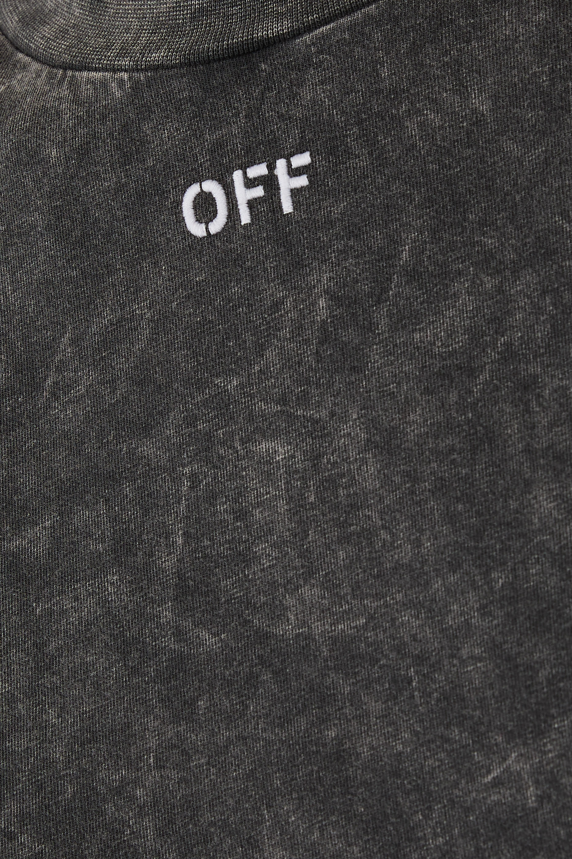 تيشيرت بقصة عادية ونقشة رخامية