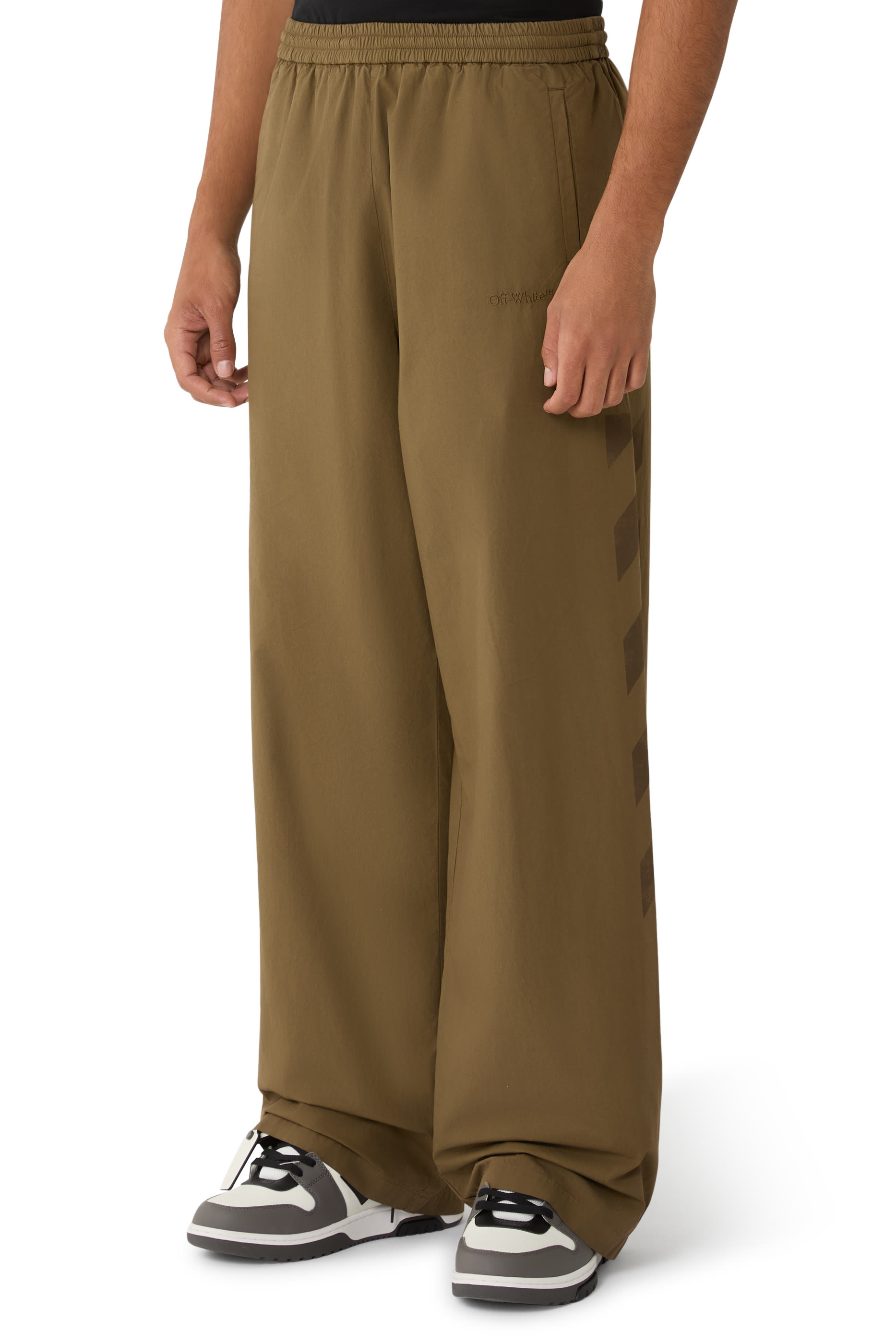 بنطال رياضي مطرز بشعار الأسهم 