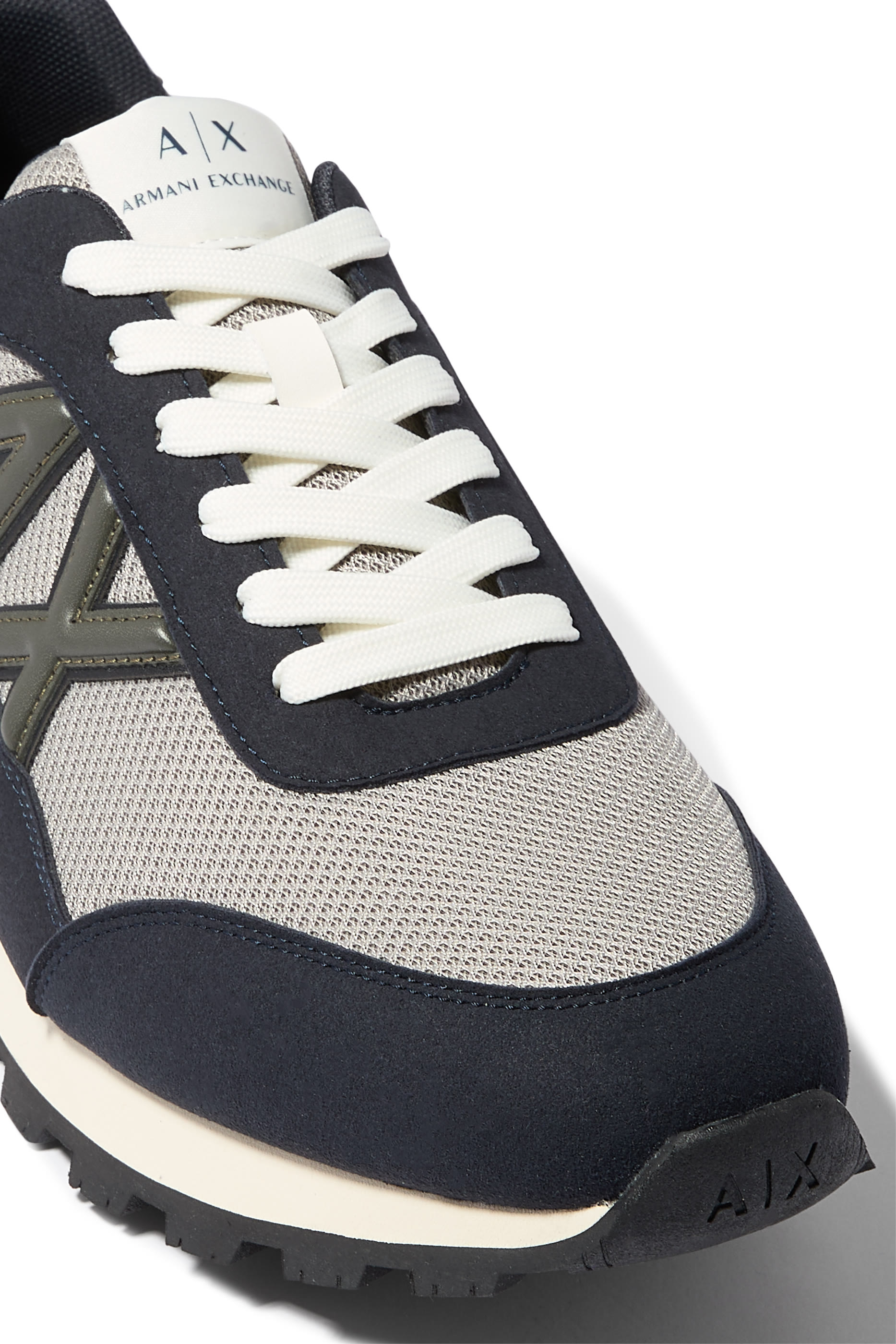 سنيكرز بكاحل منخفض ونقشة شعار الماركة على الجانب