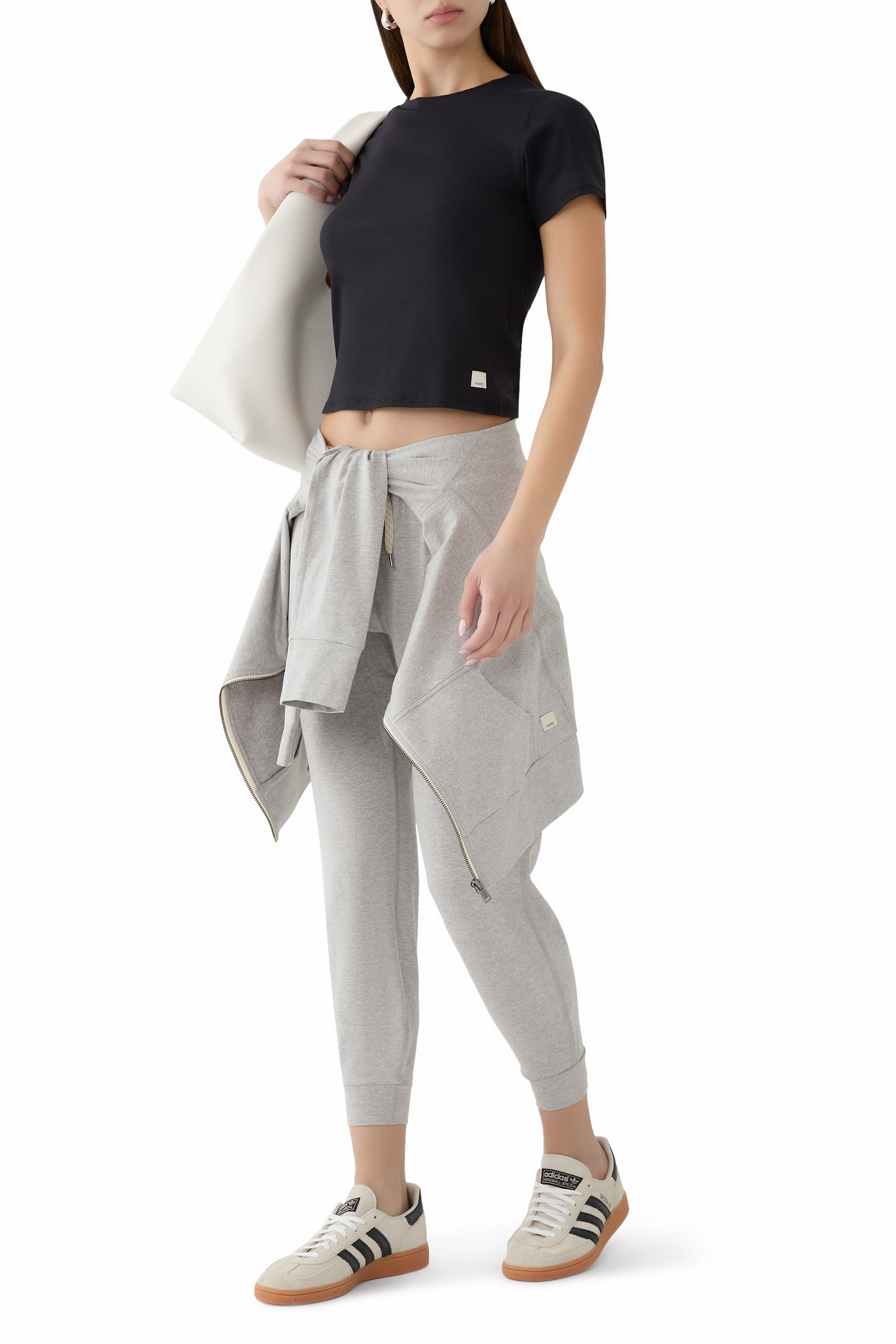 تيشيرت بوز بقصة ضيقة