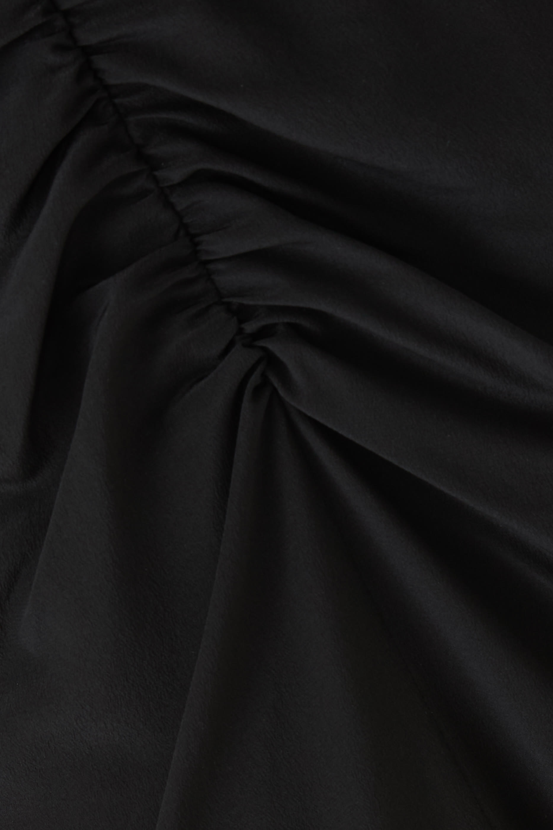 تنورة متوسطة الطول مزينة بكشكش