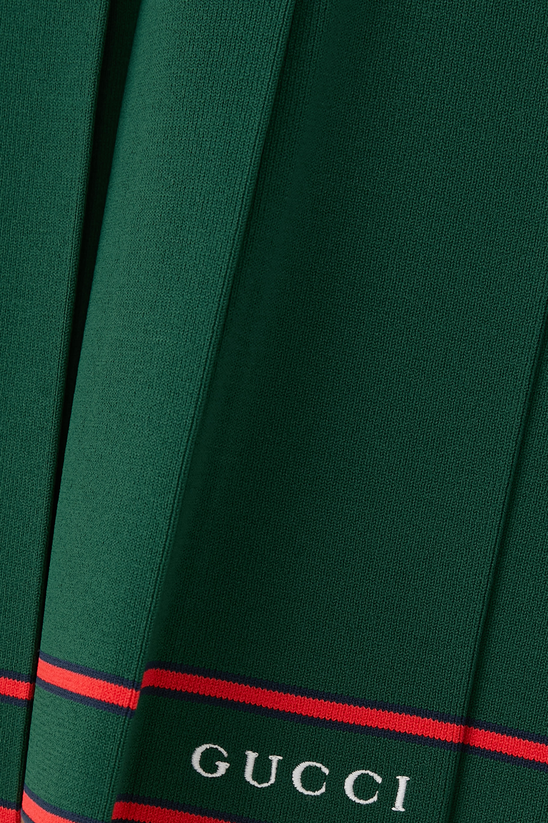 تنورة بطيات وحافة مخططة