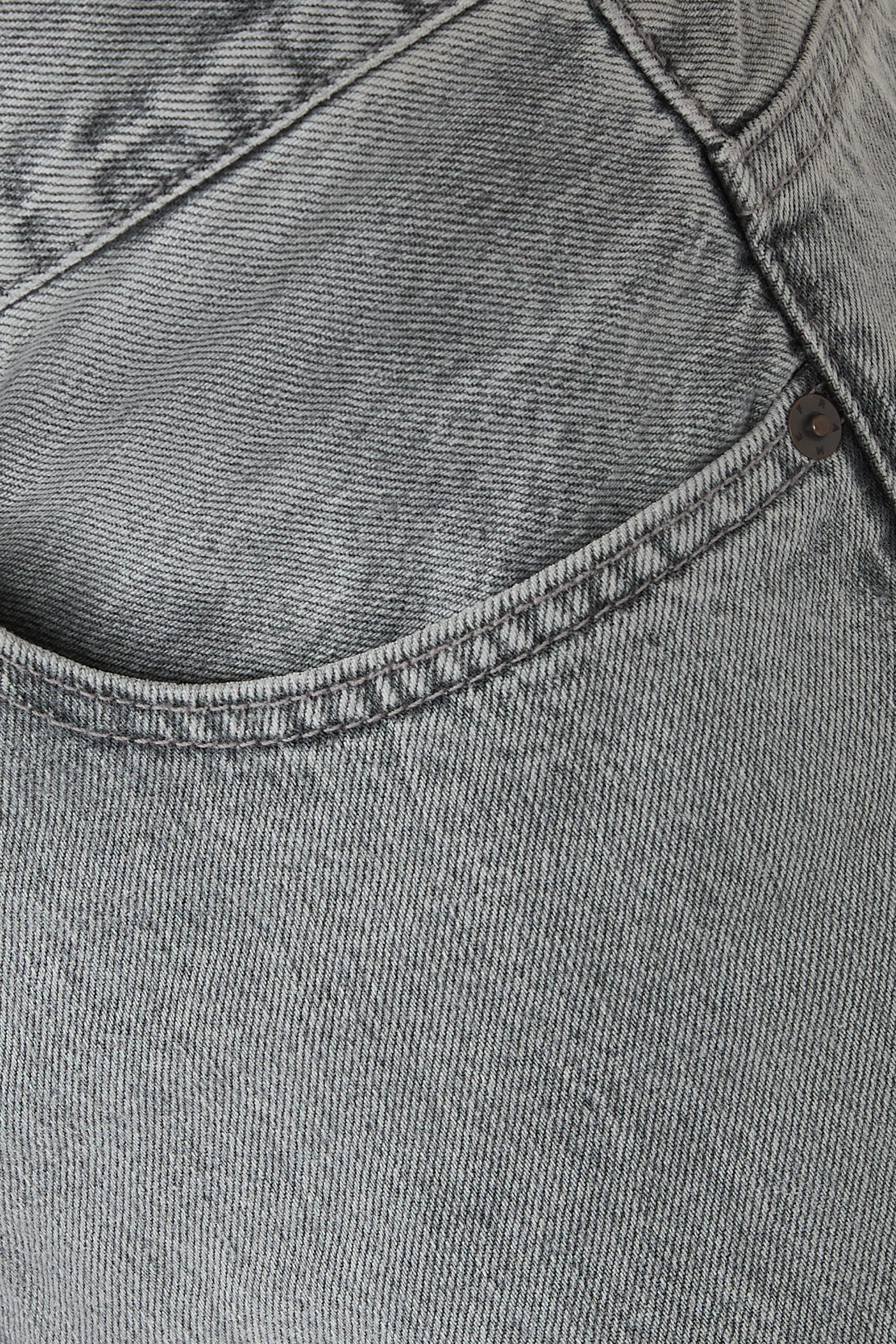 بنطال جينز بقصة ساق مستقيمة