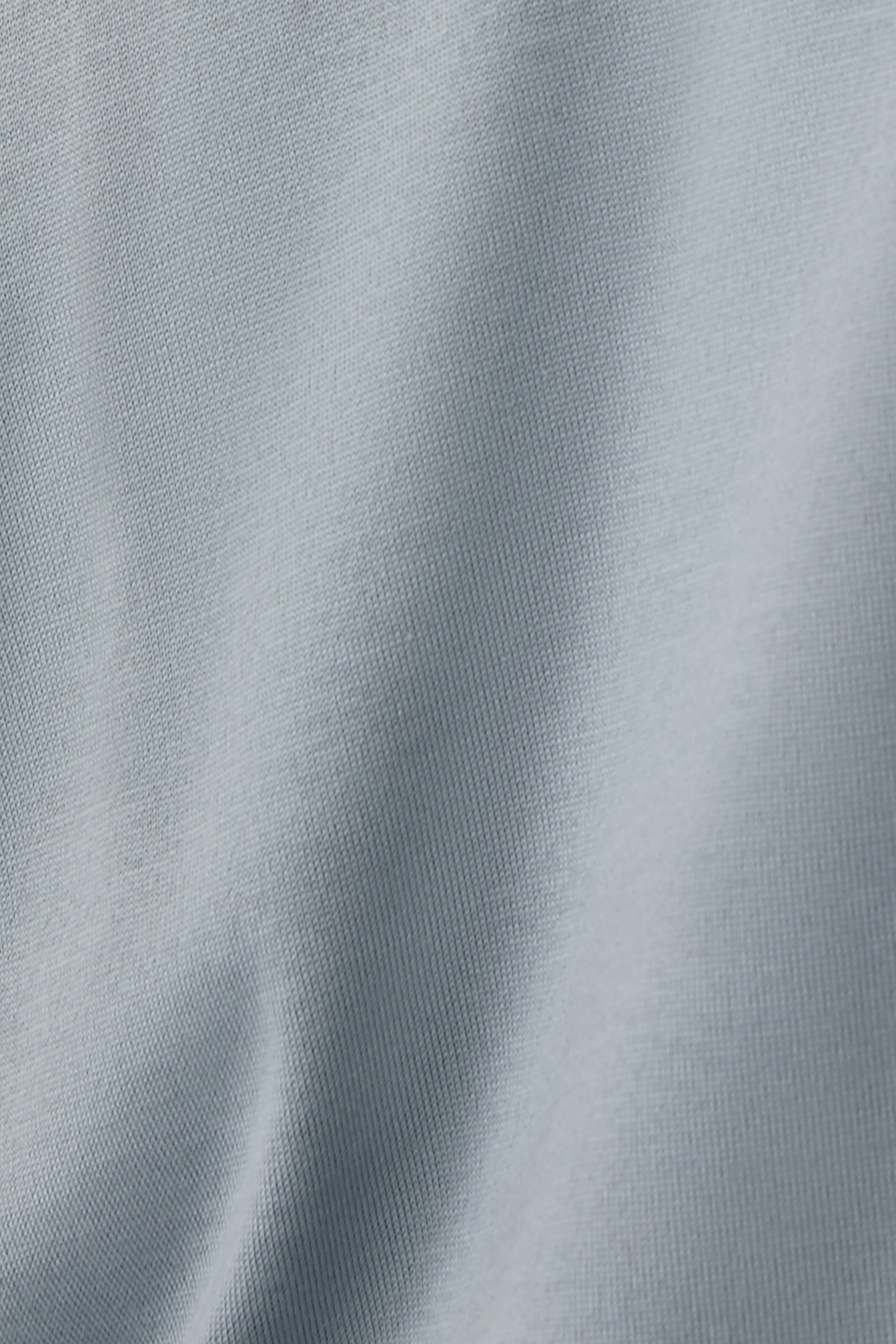 تيشيرت بياقة ضيقة