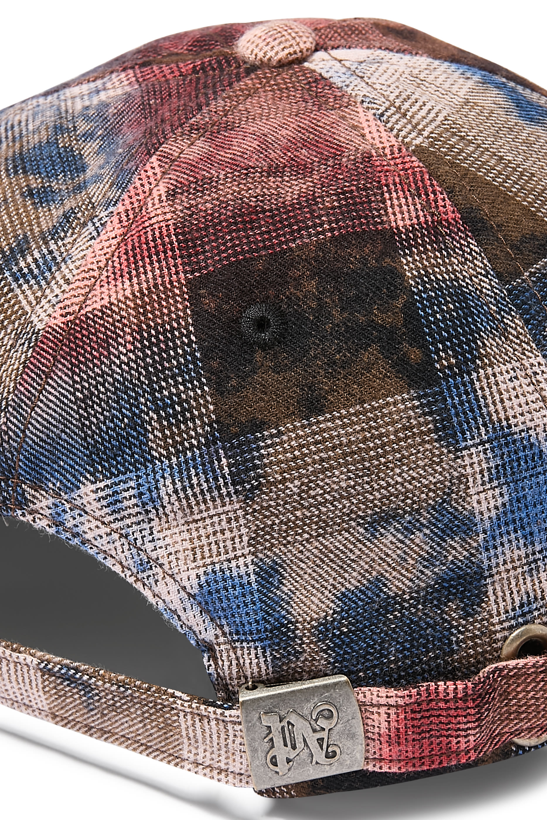 كاب مزين بنقشة مربعات وشعار الماركة بتصميم متموج