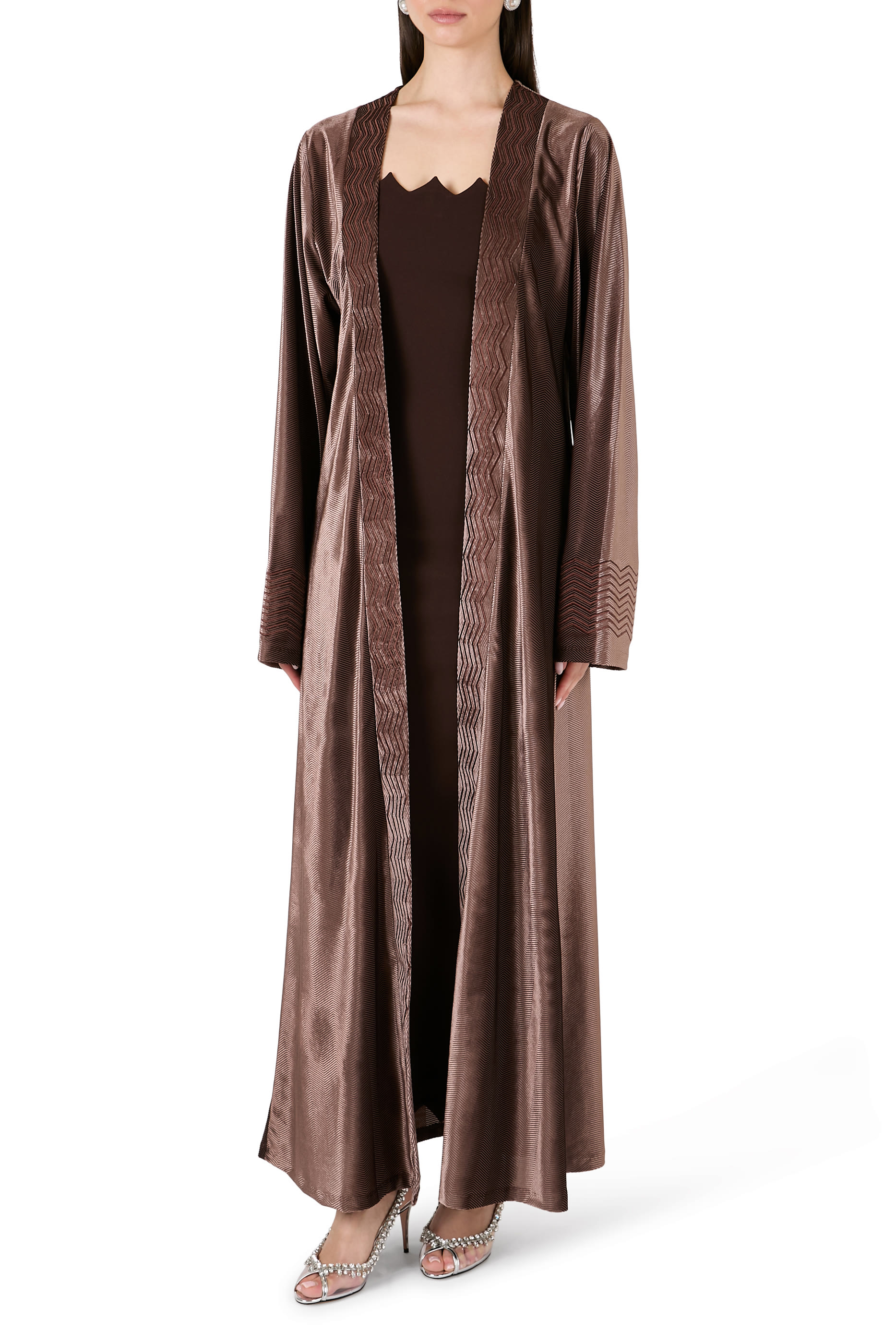 طقم فستان وعباية بنقشة متعرجة