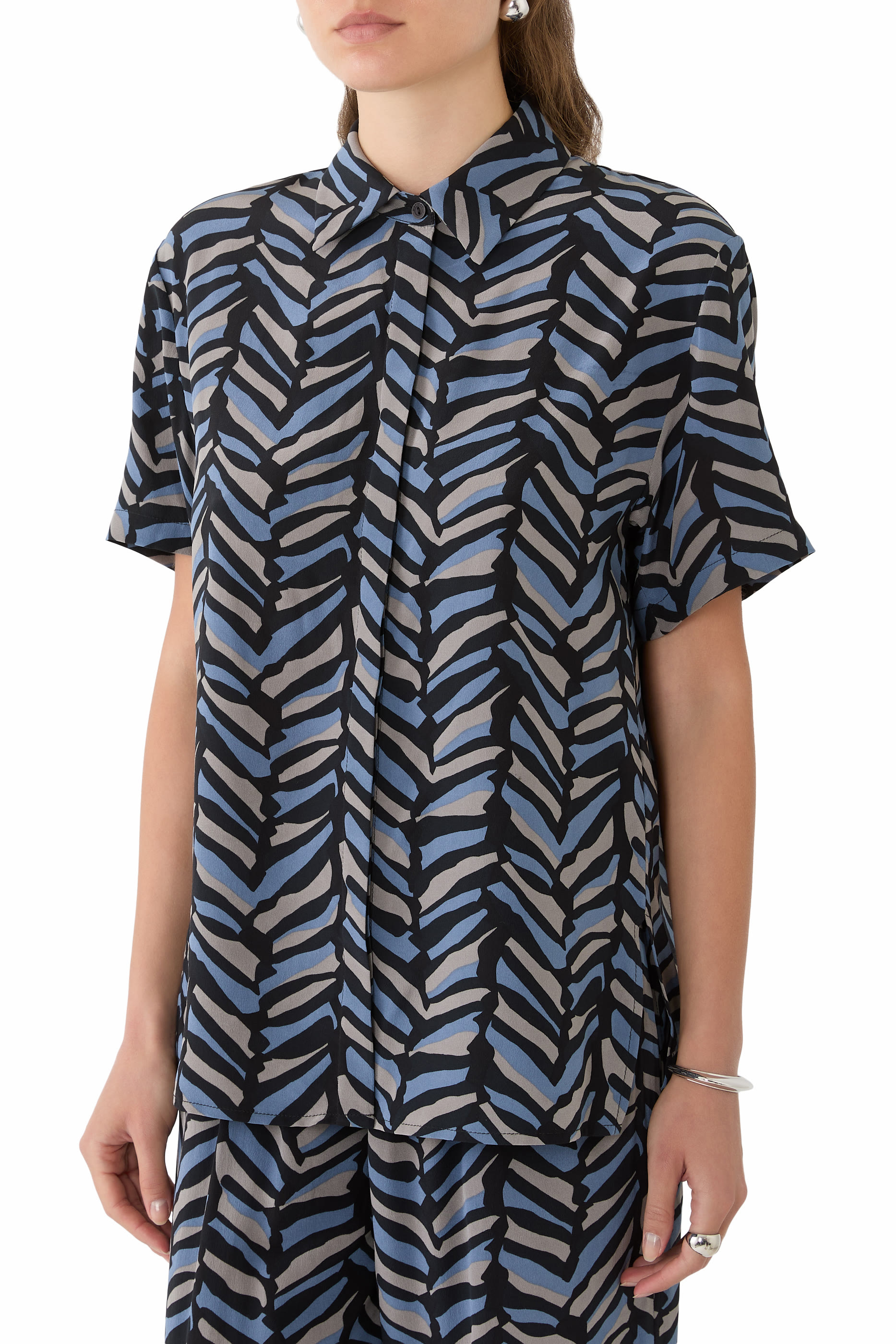 قميص بقصة فضفاضة بأكمام قصيرة