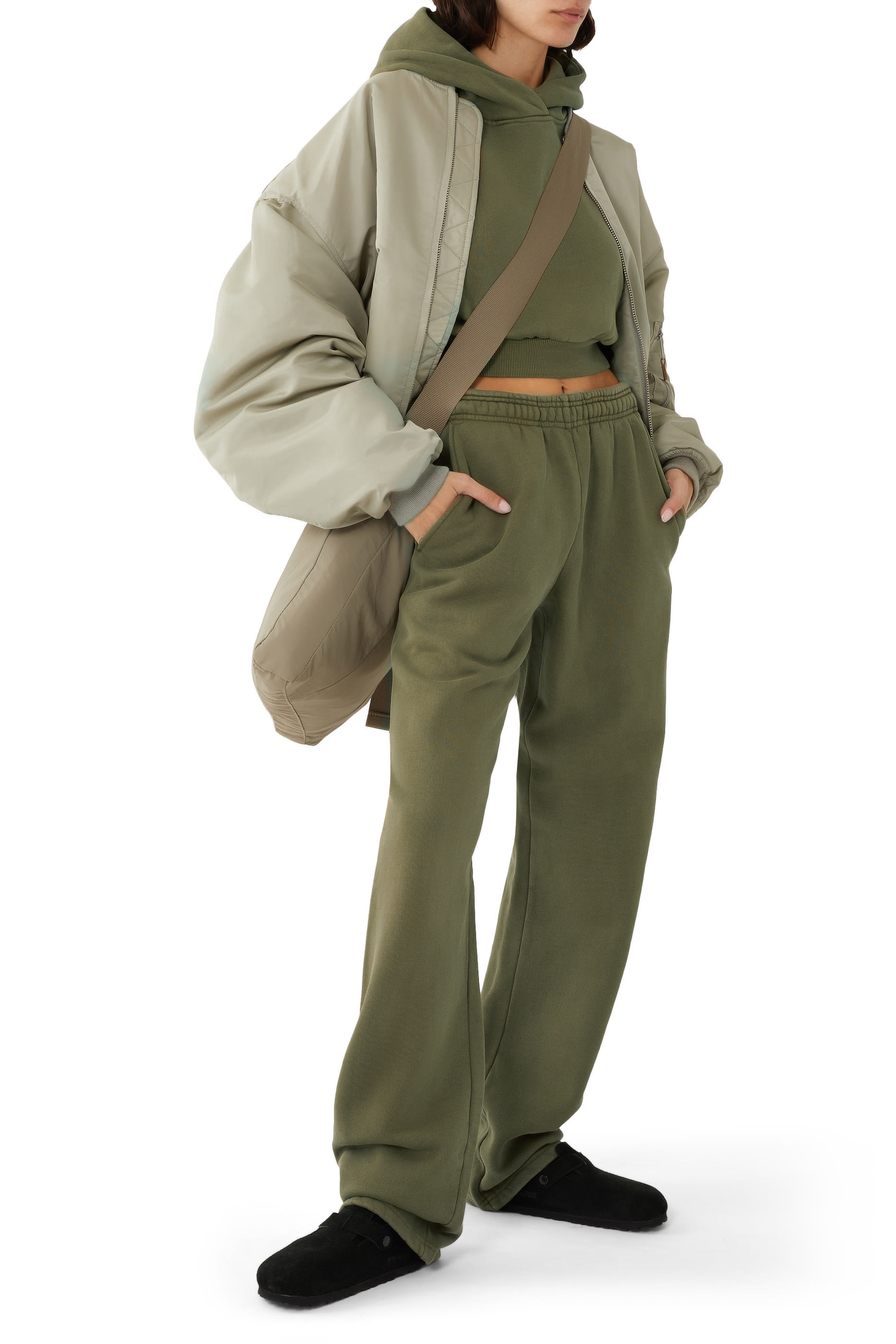 بنطال رياضي بقصة ساق واسعة