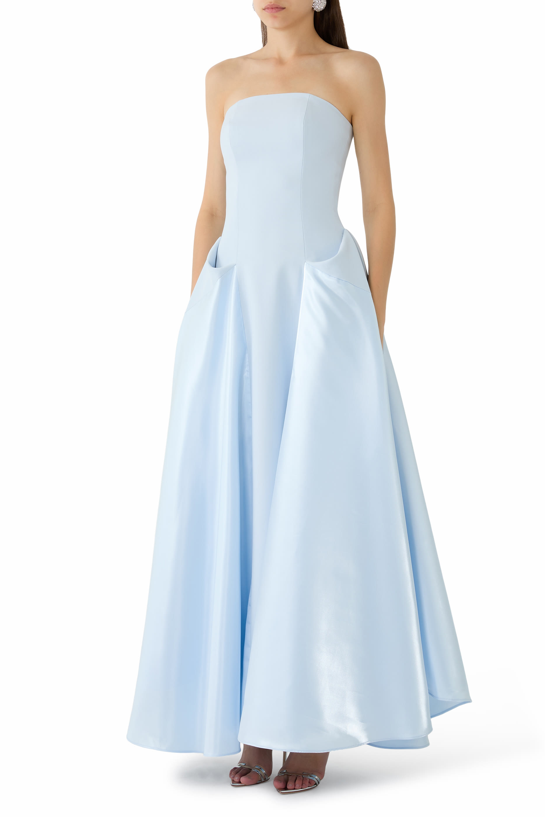 فستان سهرة بقصة واسعة بلا حمالات