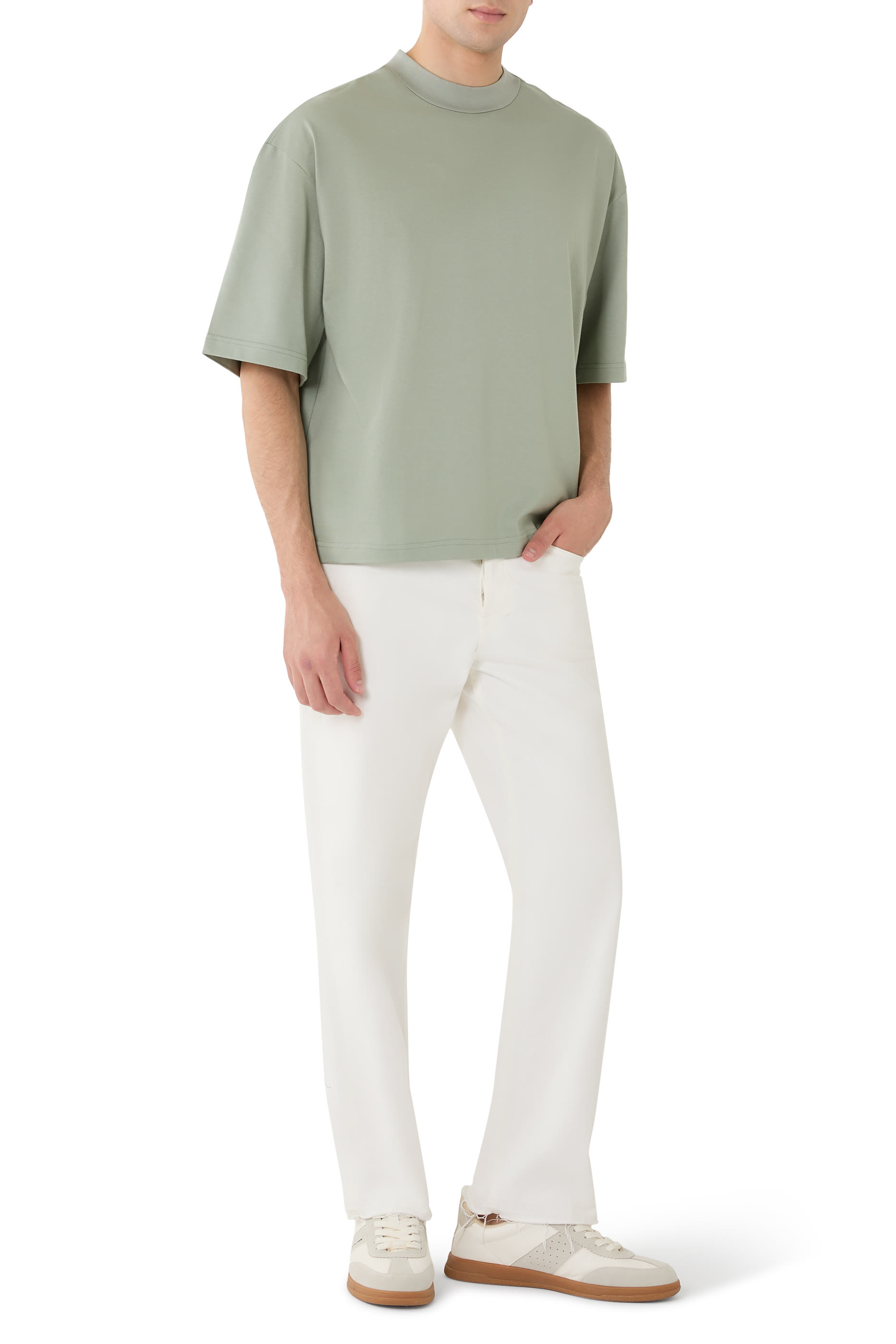 تيشيرت بياقة ضيقة