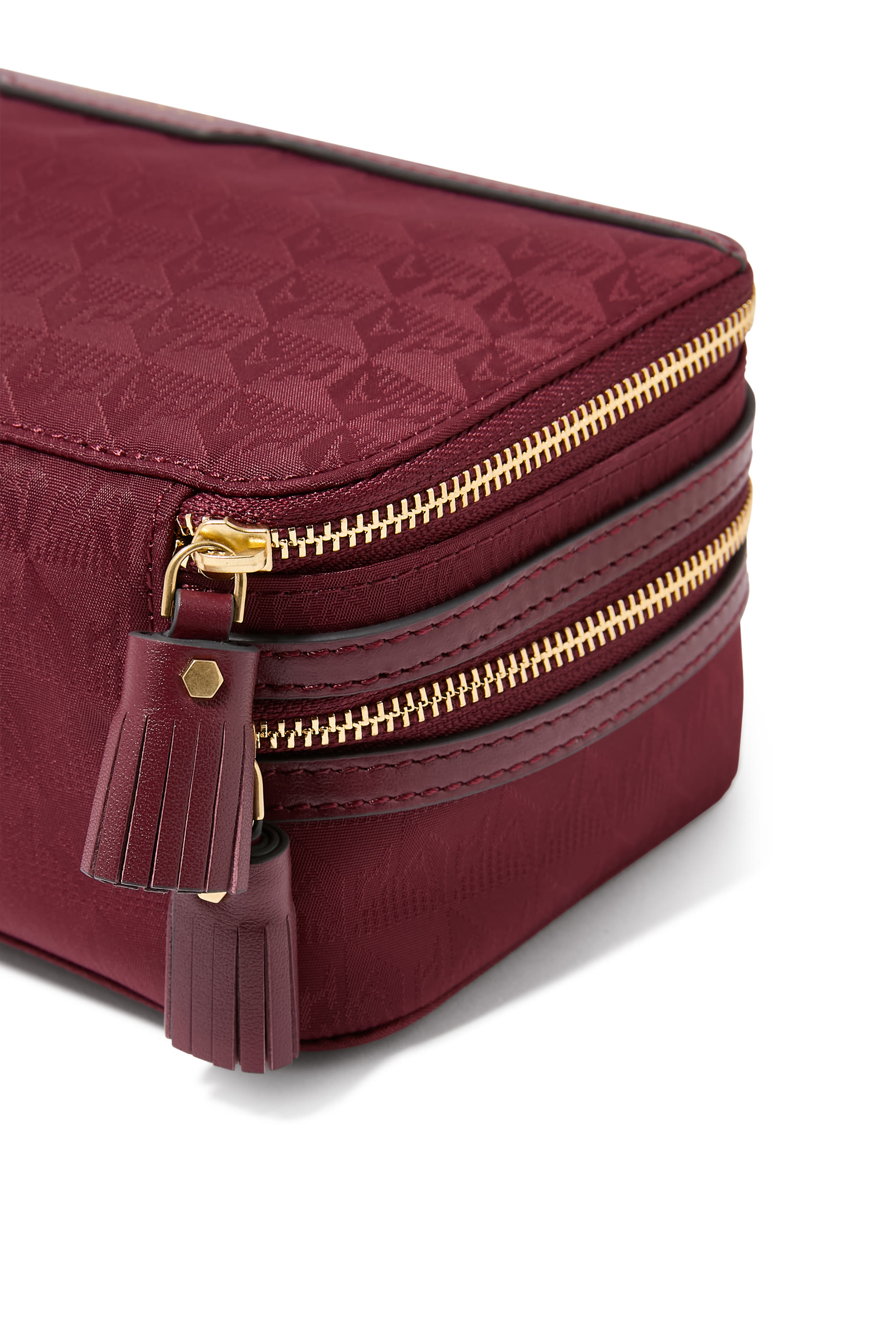 حقيبة مستحضرات تجميل بشعار الماركة